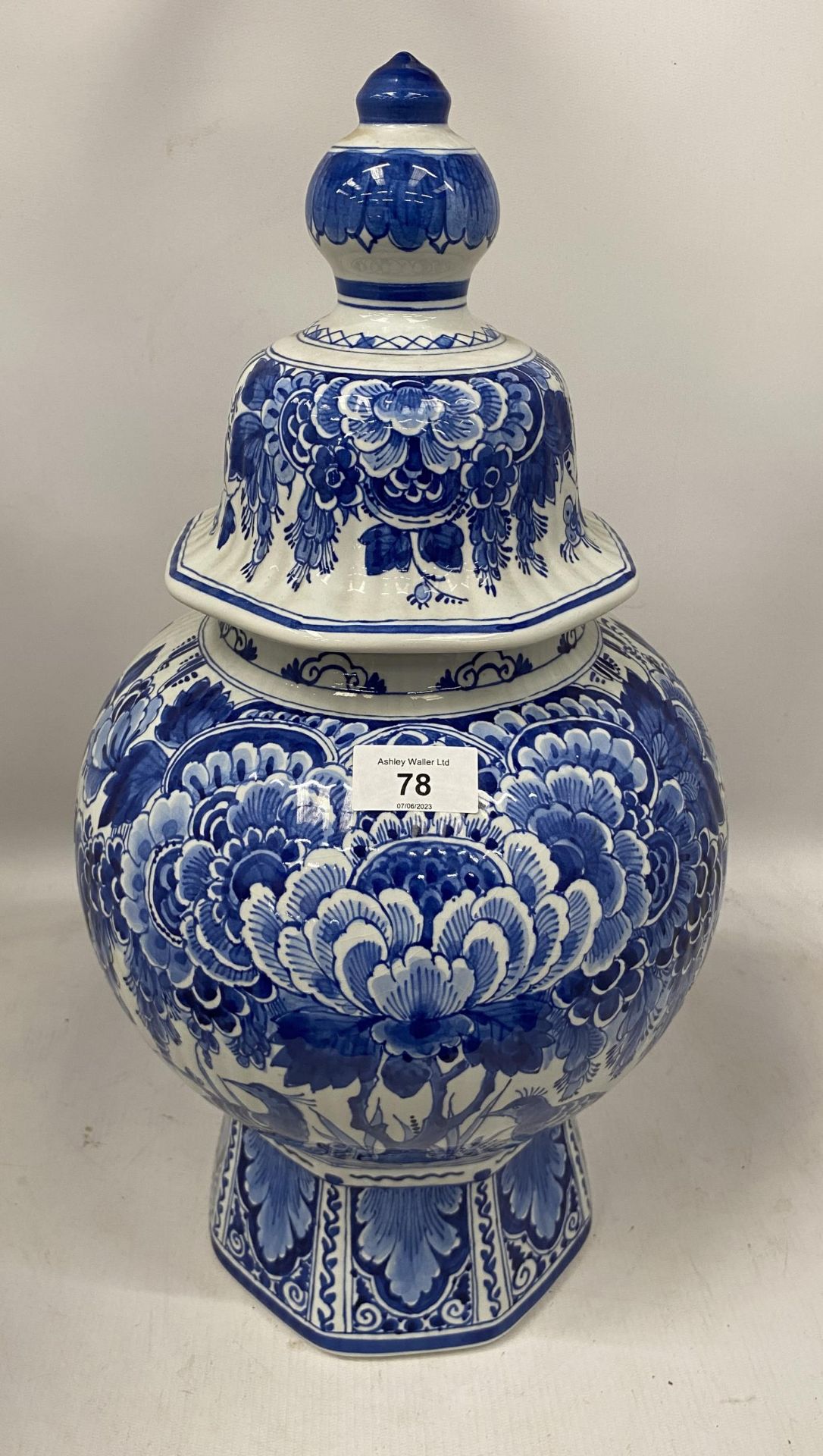 A LARGE DUTCH DELFT POTTRY LIDDED TEMPLE JAR / URN, HEIGHT 49CM