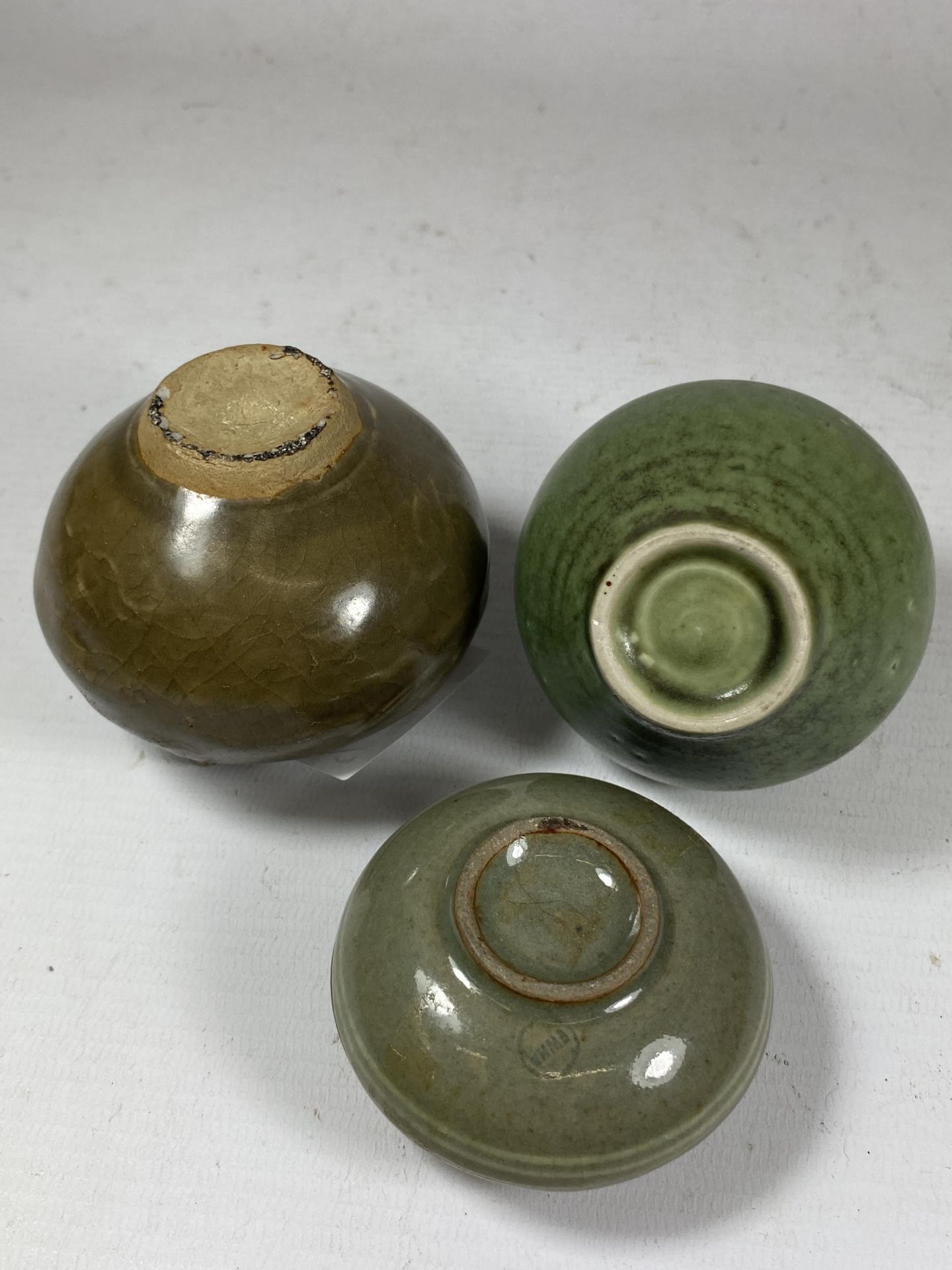 A GROUP OF THREE CHINESE CELADON PORCELAIN ITEMS, SCENT BOTTLE WITH FROG DESIGN, LIDDED POT AND - Image 3 of 4