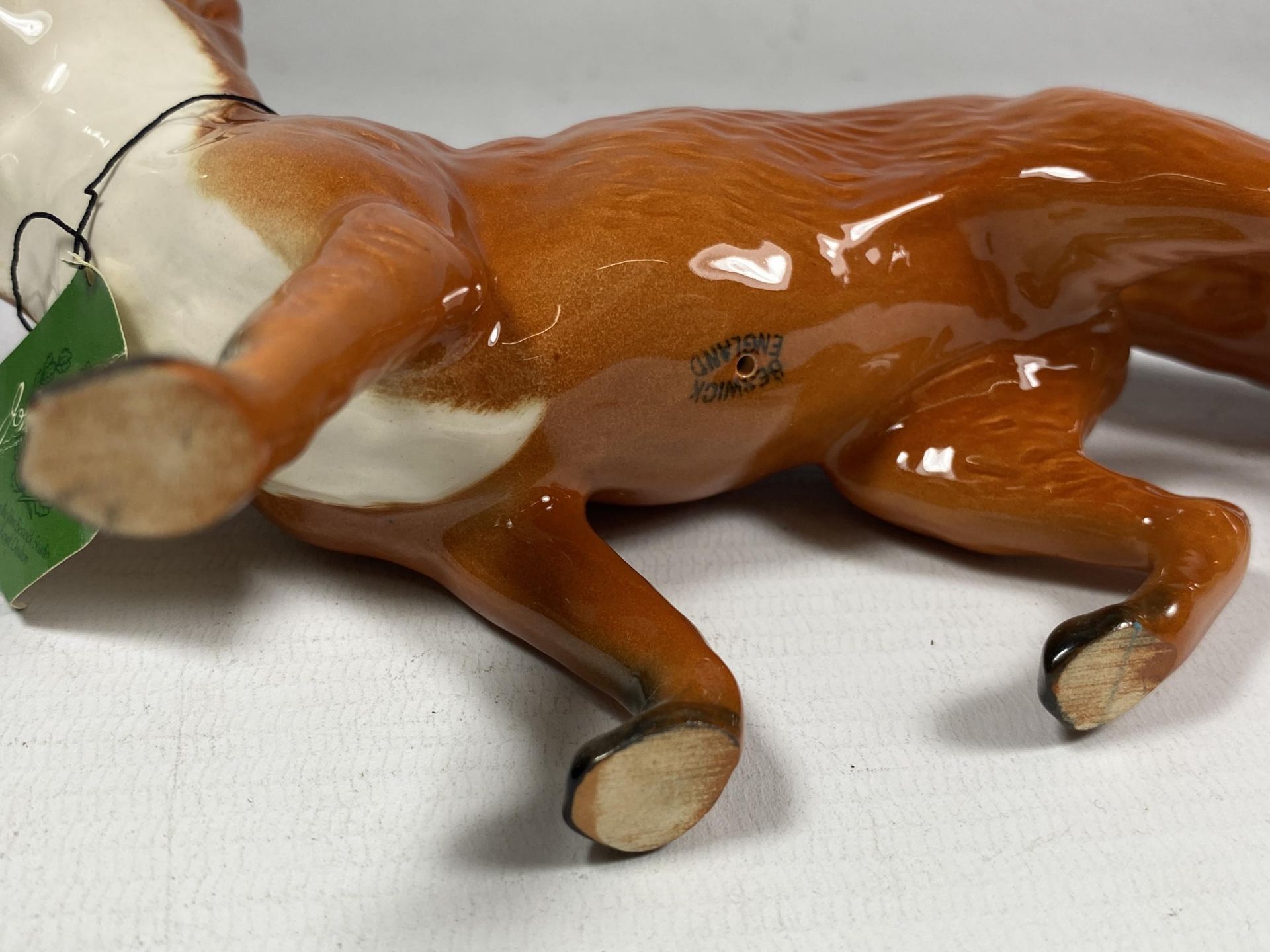A BESWICK POTTERY MODEL OF A FOX - Image 4 of 4