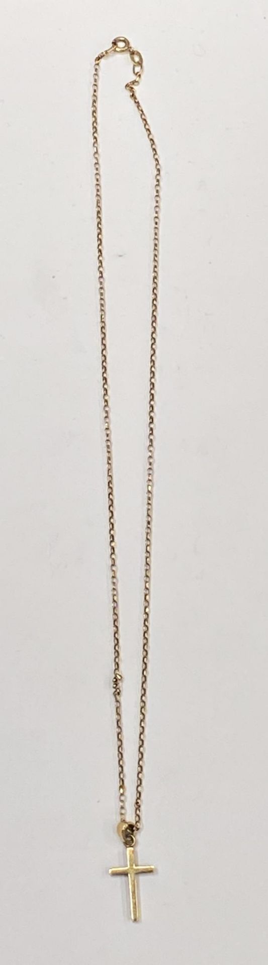 A 9CT YELLOW GOLD NECKLACE WITH CROSS PENDANT, TOTAL WEIGHT 2.96G