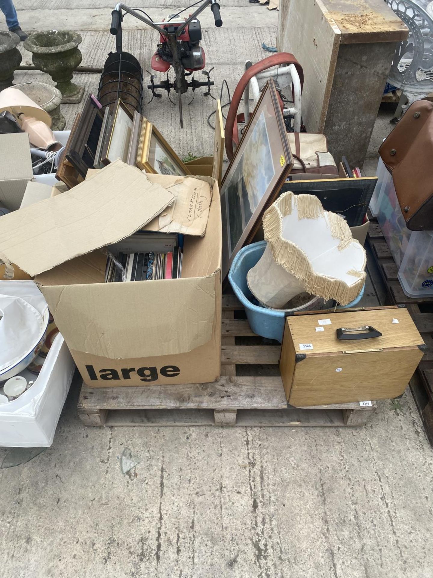 AN ASSORTMENT OF HOUSEHOLD CLEARANCE ITEMS TO INCLUDE RECORDS AND PRINTS ETC