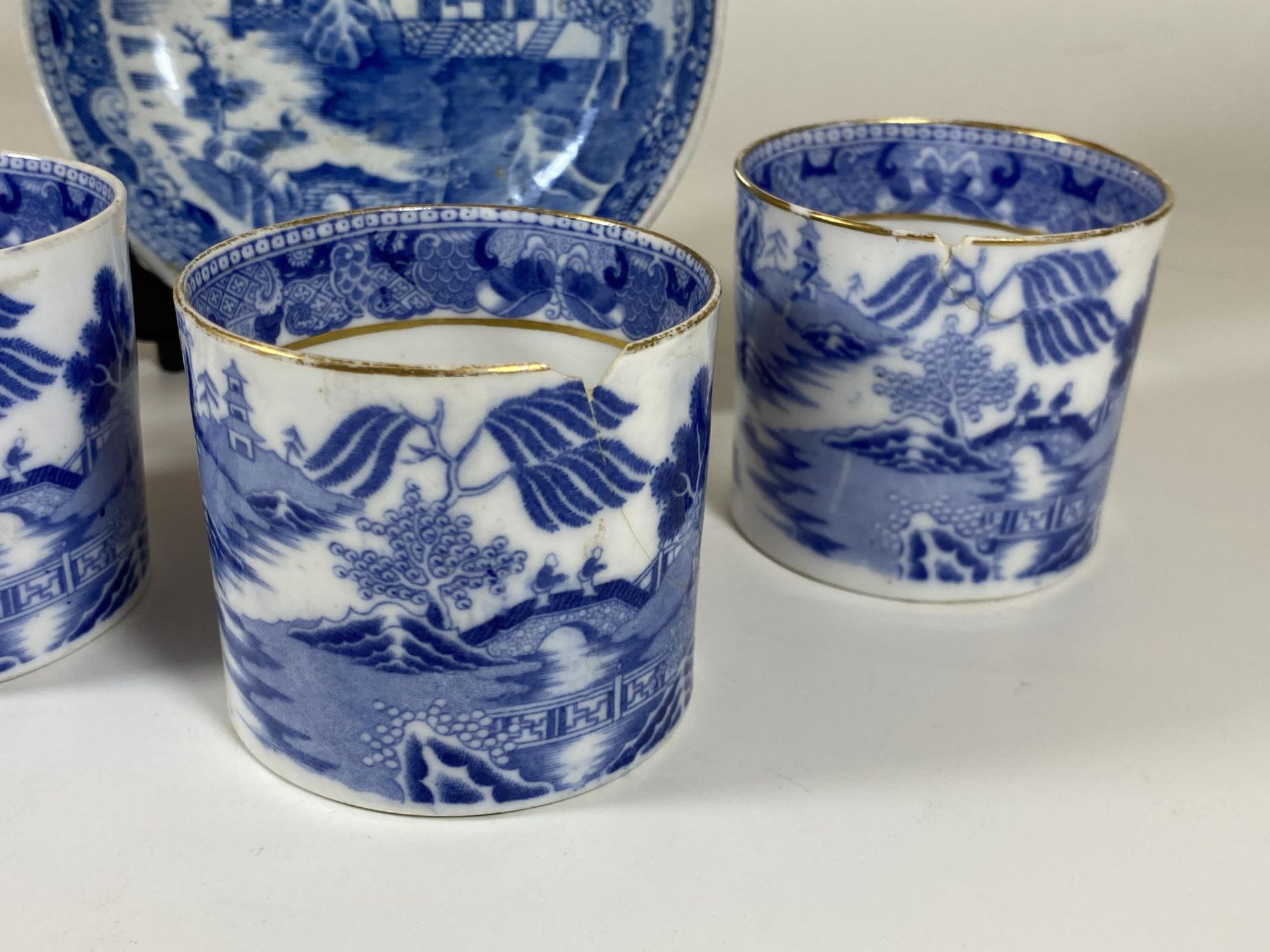 A SET OF FOUR 19TH CENTURY CHINESE QING EXPORT PORCELAIN BLUE AND WHITE CUPS TIGETHER WITH A 19TH - Image 3 of 4