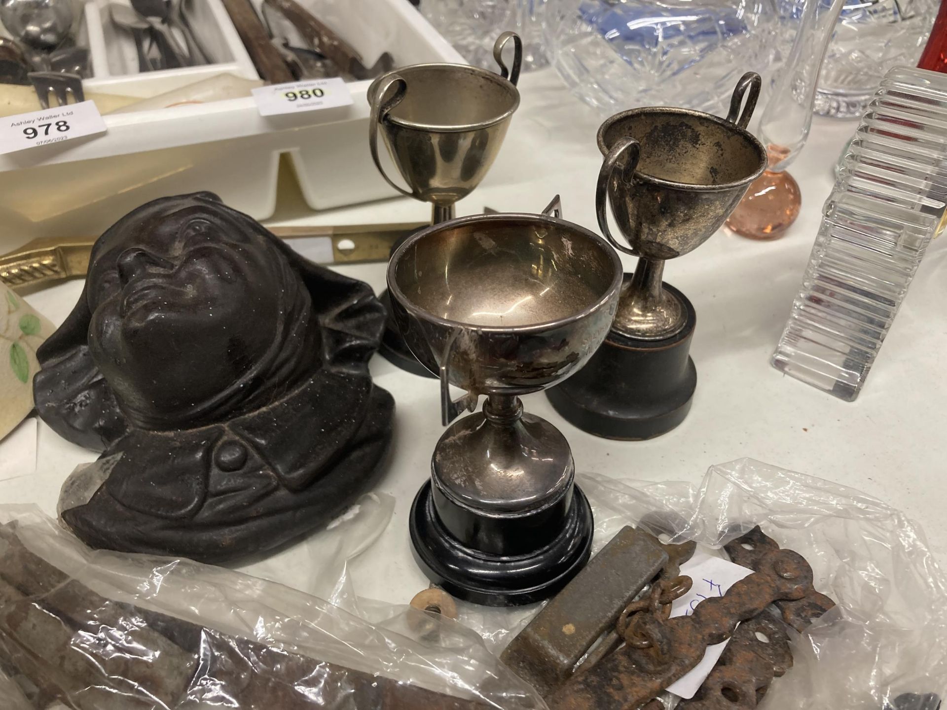 A MIXED LOT TO INCLUDE SMALL SILVER PLATED TROPHIES, WINDOW FURNITURE, TWO WALL POCKETS, ETC - Bild 2 aus 2