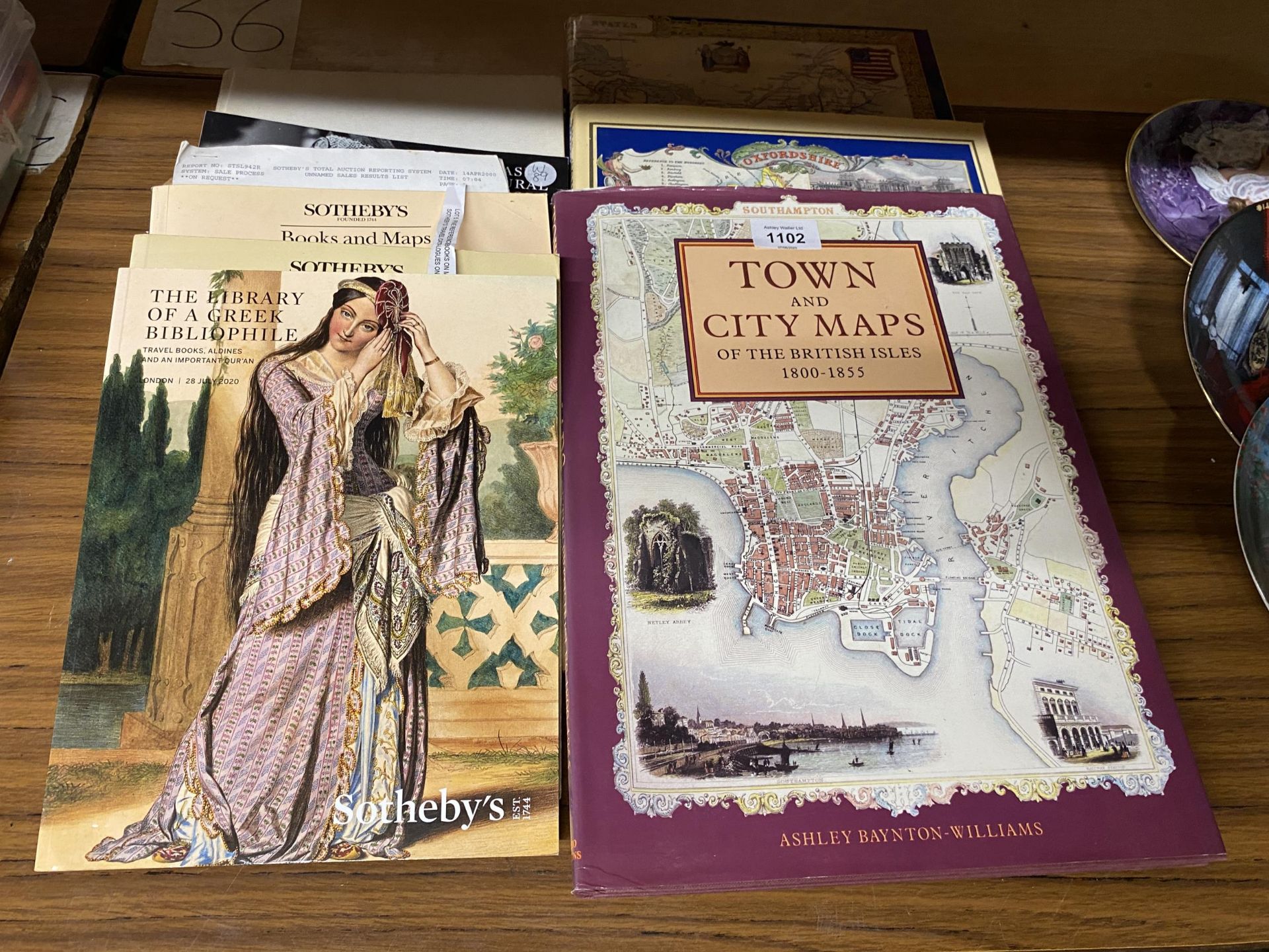 A COLLECTION OF BOOKS, SOTHEBYS CATALOGUES, TOWN AND CITY MAPS ETC