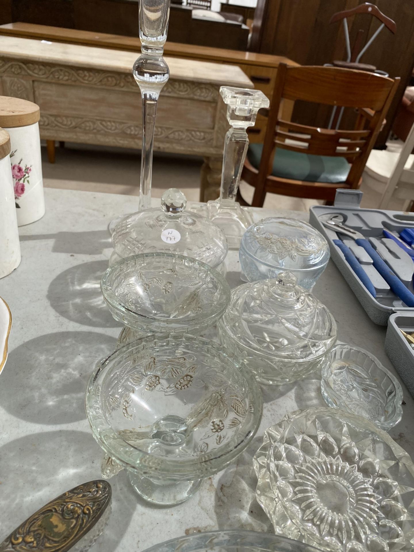 AN ASSORTMENT OF GLASS AND CERAMIC ITEMS TO INCLUDE CRUET SET, CADDIES AND CANDLESTICKS ETC - Image 3 of 3