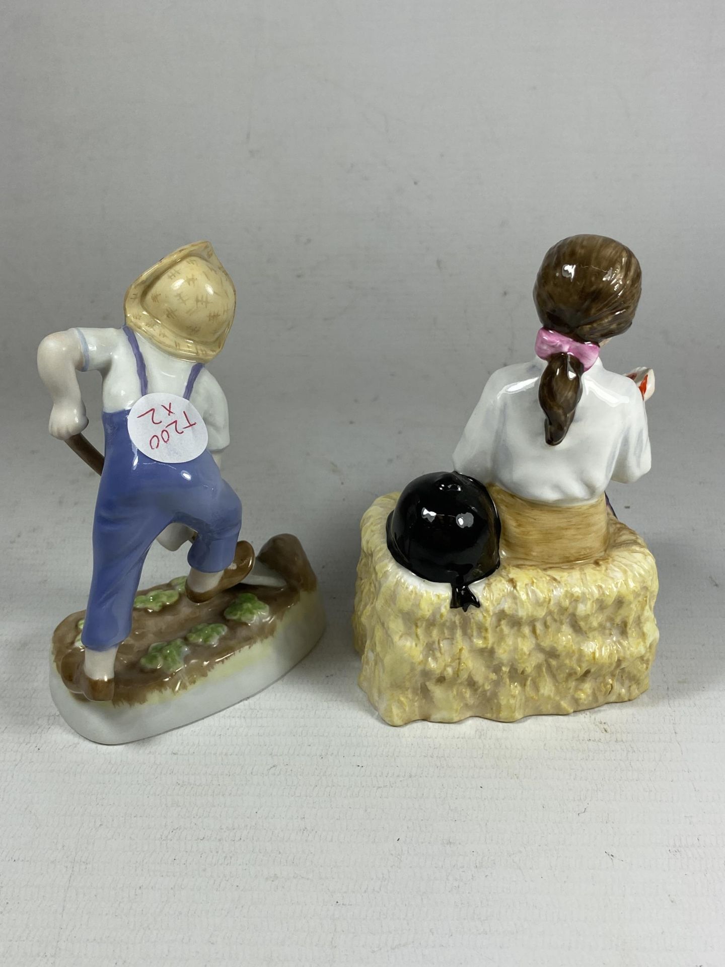 TWO FIGURES - ROYAL WORCESTER 'SATURDAY BOY' & ROYAL DOULTON 'FIRST PRIZE' HN3911 - Bild 2 aus 3