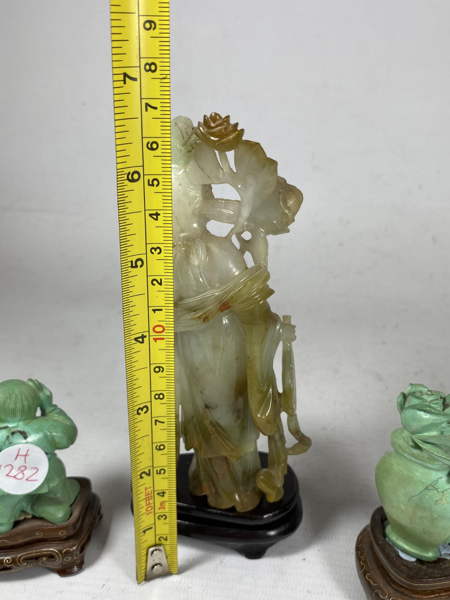 A GROUP OF THREE ORIENTAL FIGURES ON STANDS TO INCLUDE A JADE TYPE HARDSTONE FIGURE, HEIGHT 16.5CM - Image 4 of 4