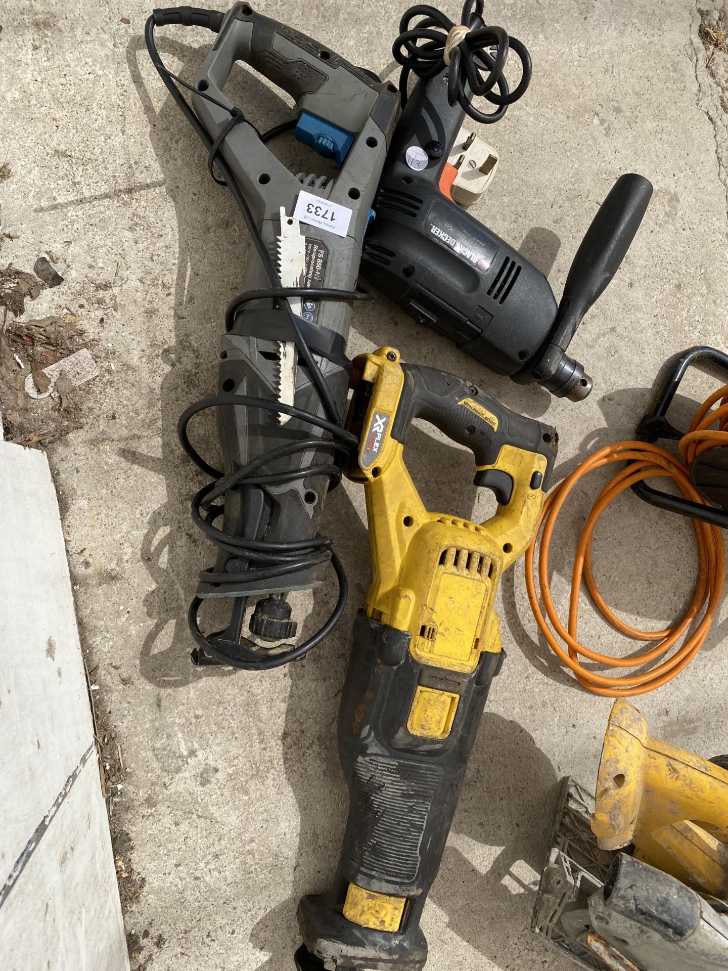 AN ASSORTMENT OF POWER TOOLS TO INCLUDE A DEWALT RIP SAW AND A BLACK AND DECKER DRILL ETC - Bild 2 aus 3