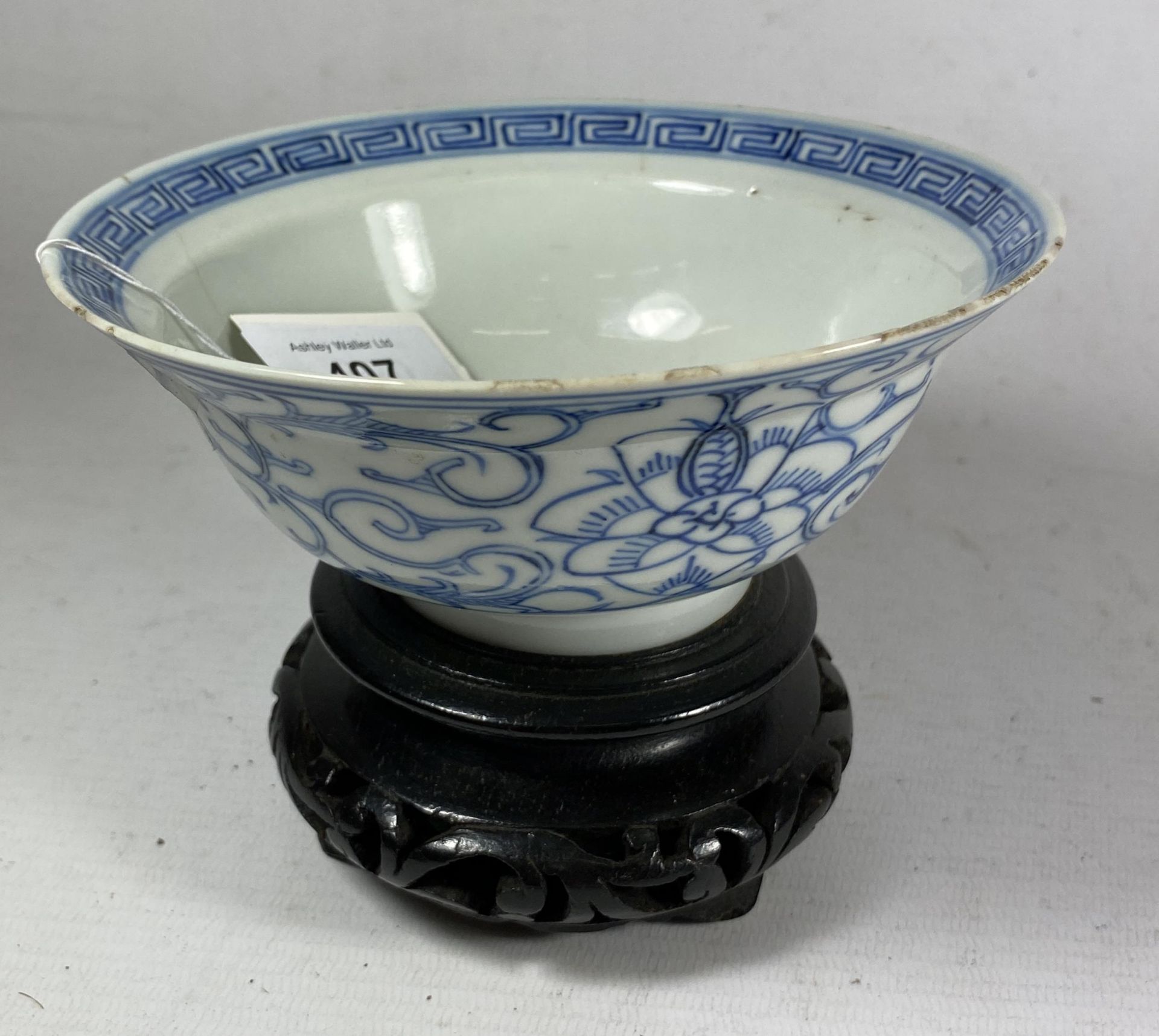 A MID-LATE 19TH CENTURY CHINESE QING TONGZHI PERIOD (1862-1874) BLUE & WHITE PORCELAIN BOWL ON