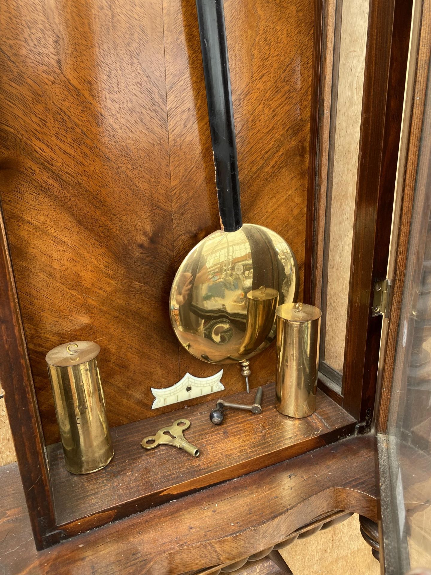 A LARGE OAK CASED VIENNA WALL CLOCK - Image 4 of 6