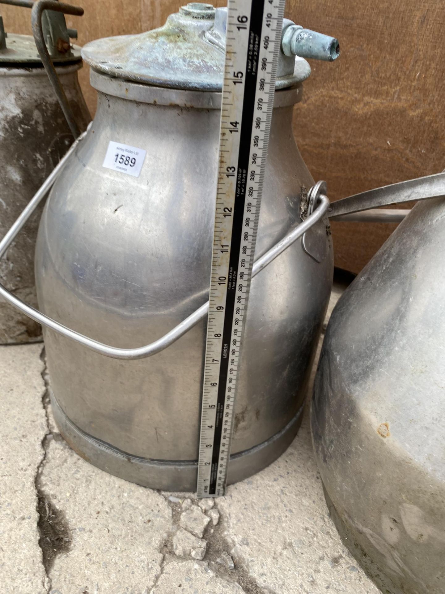 A STAINLESS STEEL MILKING BUCKET WITH LID - Image 2 of 2