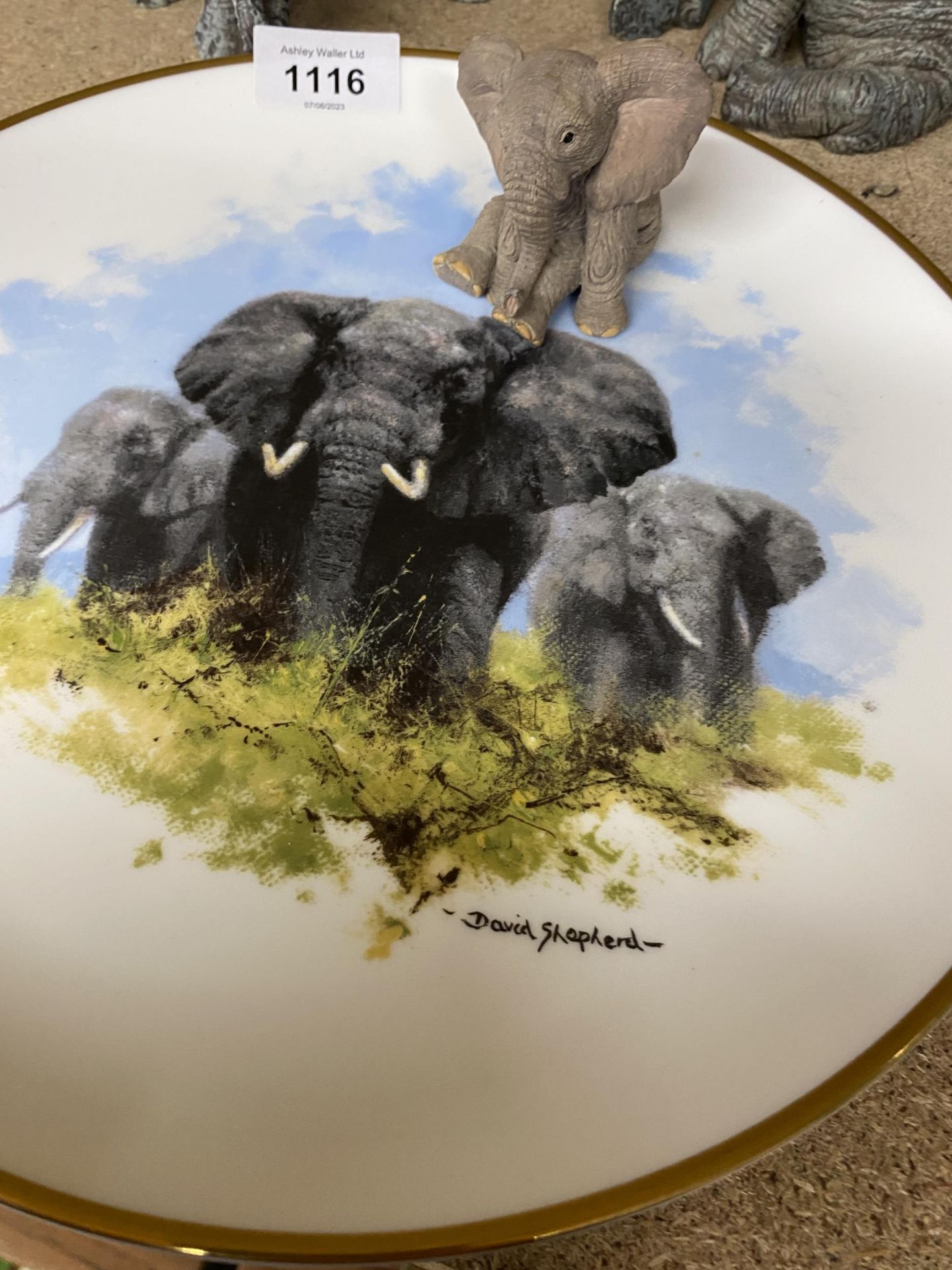 A COLLECTION OF ELEPHANTS, WEDGWOOD DAVID SHEPHERD PLATE, GLASS ELEPHANTS MODEL ETC - Image 2 of 4
