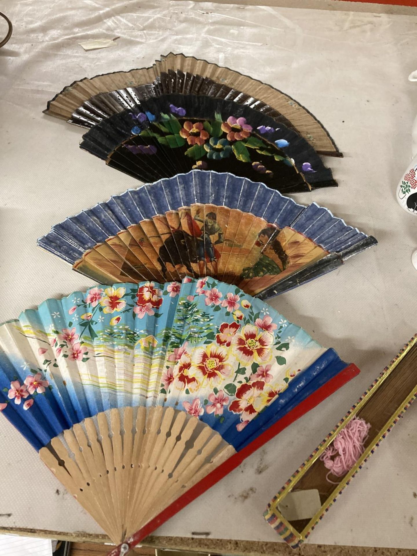 A COLLECTION OF VINTAGE FANS - 5 IN TOTAL