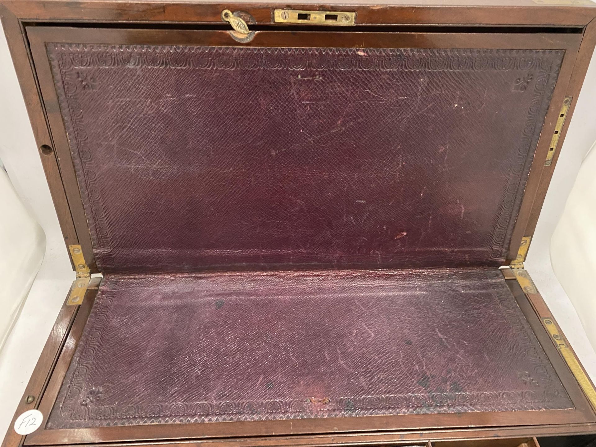 A MAHOGANY AND BRASS BOUND WRITING SLOPE WITH INNER PURPLE LEATHER SLOPE AND SIDE DRAWER, 15 X 24 - Image 4 of 5