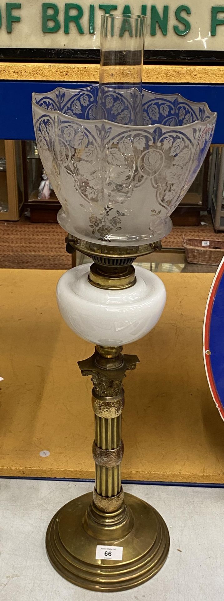 A VINTAGE BRASS CORINTHIAN COLUMN OIL LAMP WITH MILK GLASS RESERVOIR, HEIGHT 77CM