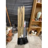 AN ASSORTMENT OF GARDEN ITEMS TO INCLUDE THREE HALF ROUND FENCE POSTS, DRAINING RODS AND GROUND