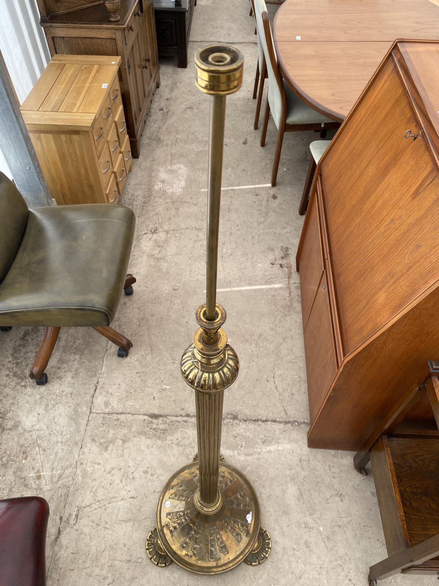 AN EARLY 20TH CENTURY BRASS ADJUSTABLE LAMP STANDARD WITH FLORAL DECORATED BASE AND GREEK KEY - Image 2 of 4