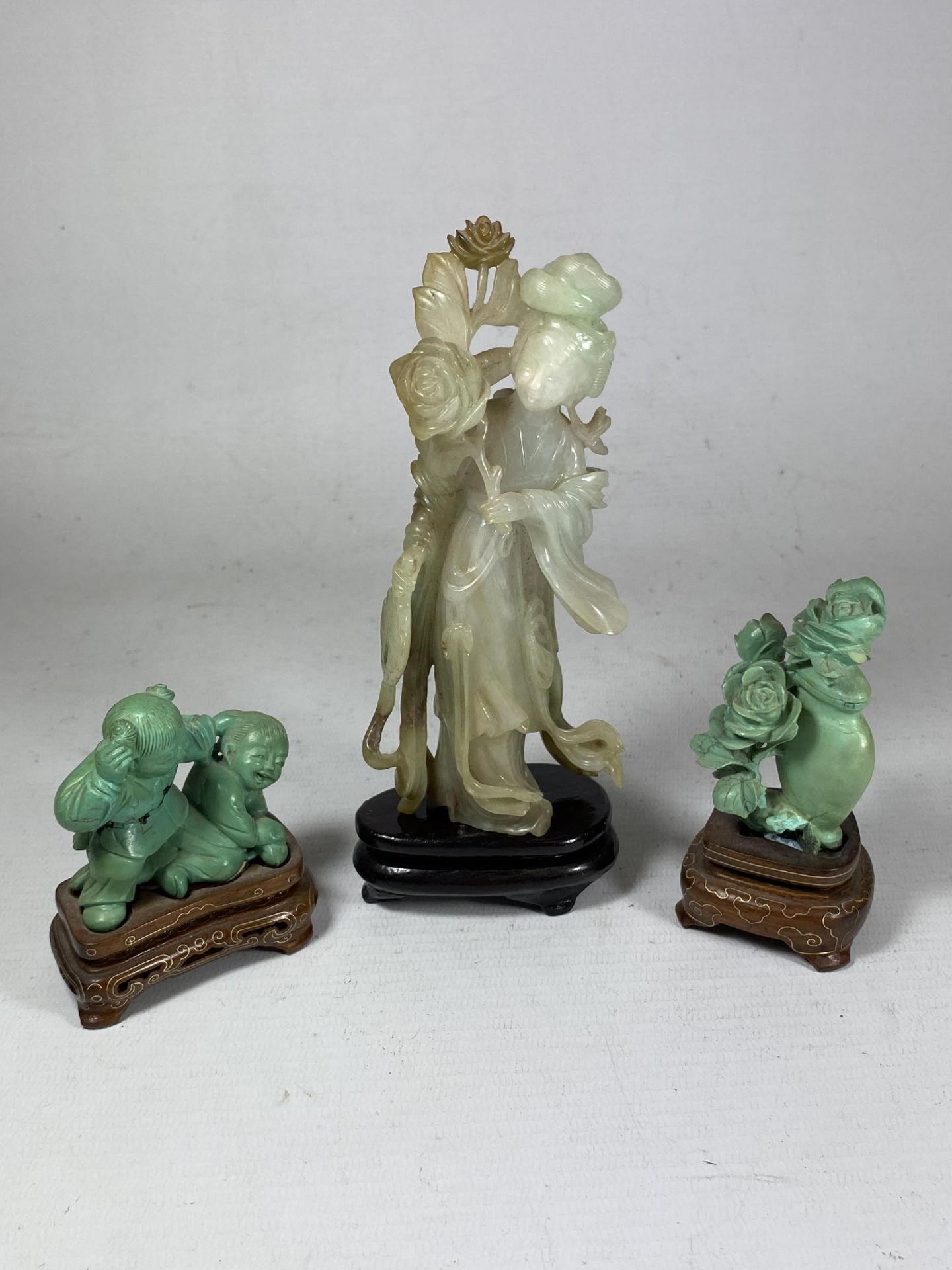 A GROUP OF THREE ORIENTAL FIGURES ON STANDS TO INCLUDE A JADE TYPE HARDSTONE FIGURE, HEIGHT 16.5CM