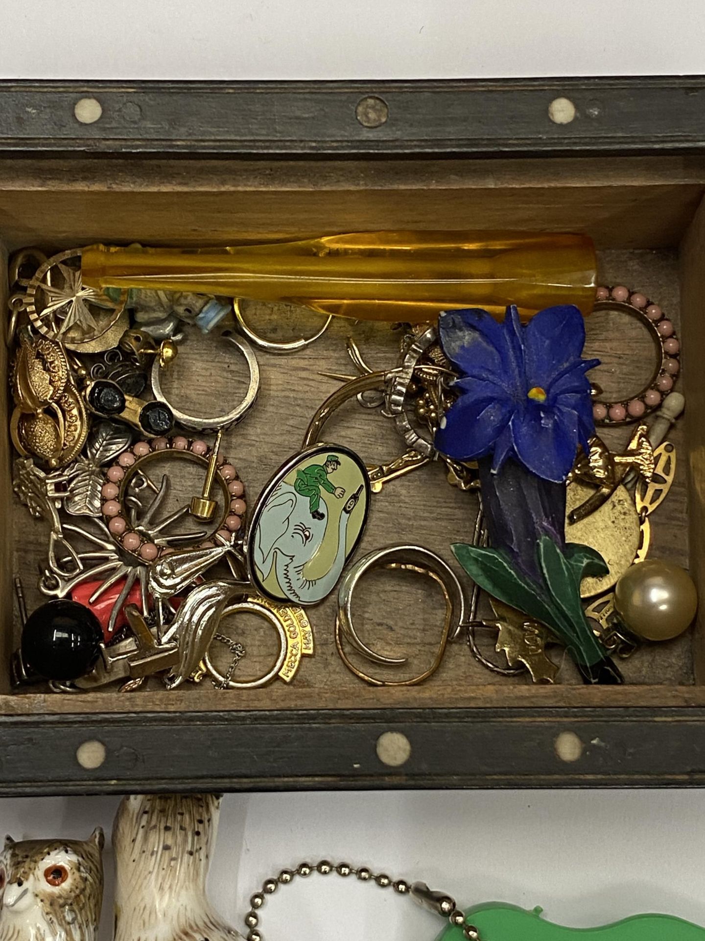 A VINTAGE QUILL BOX AND CONTENTS - Image 2 of 3