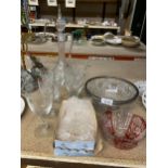 A GROUP OF GLASSWARE TO INCLUDE DECANTER, BOHEMIAN CUT GLASS BOWL, ETCHED WINE GLASSES ETC