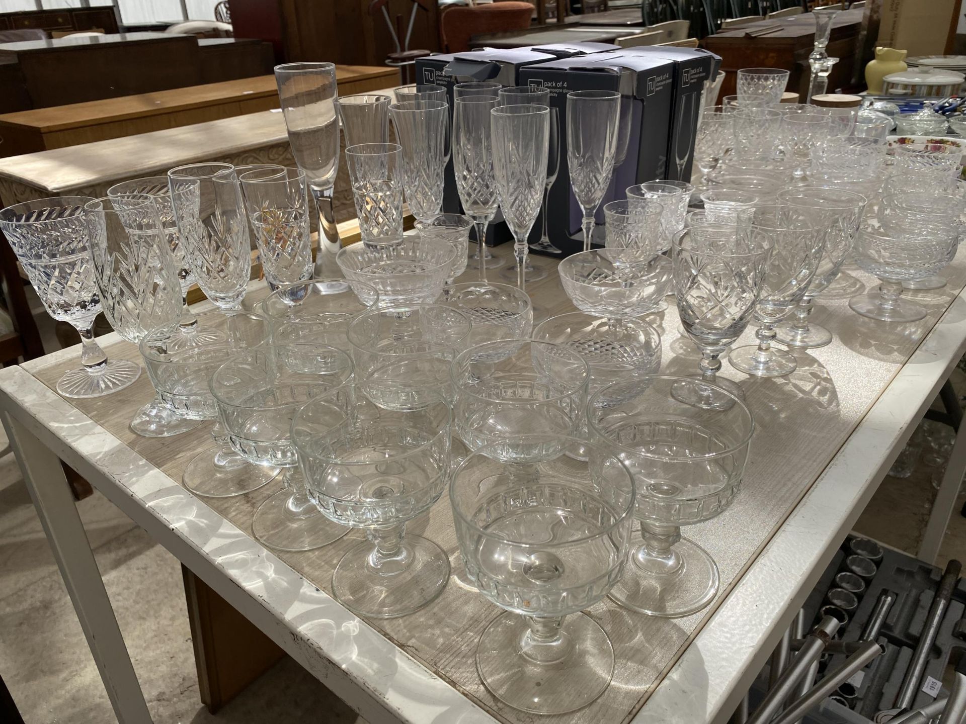 A LARGE QUANTITY OF ASSORTED GLASS WARE TO INCLUDE CHAMPAGNE FLUTES, WHISKET TUMBLERS AND WINE - Image 3 of 8