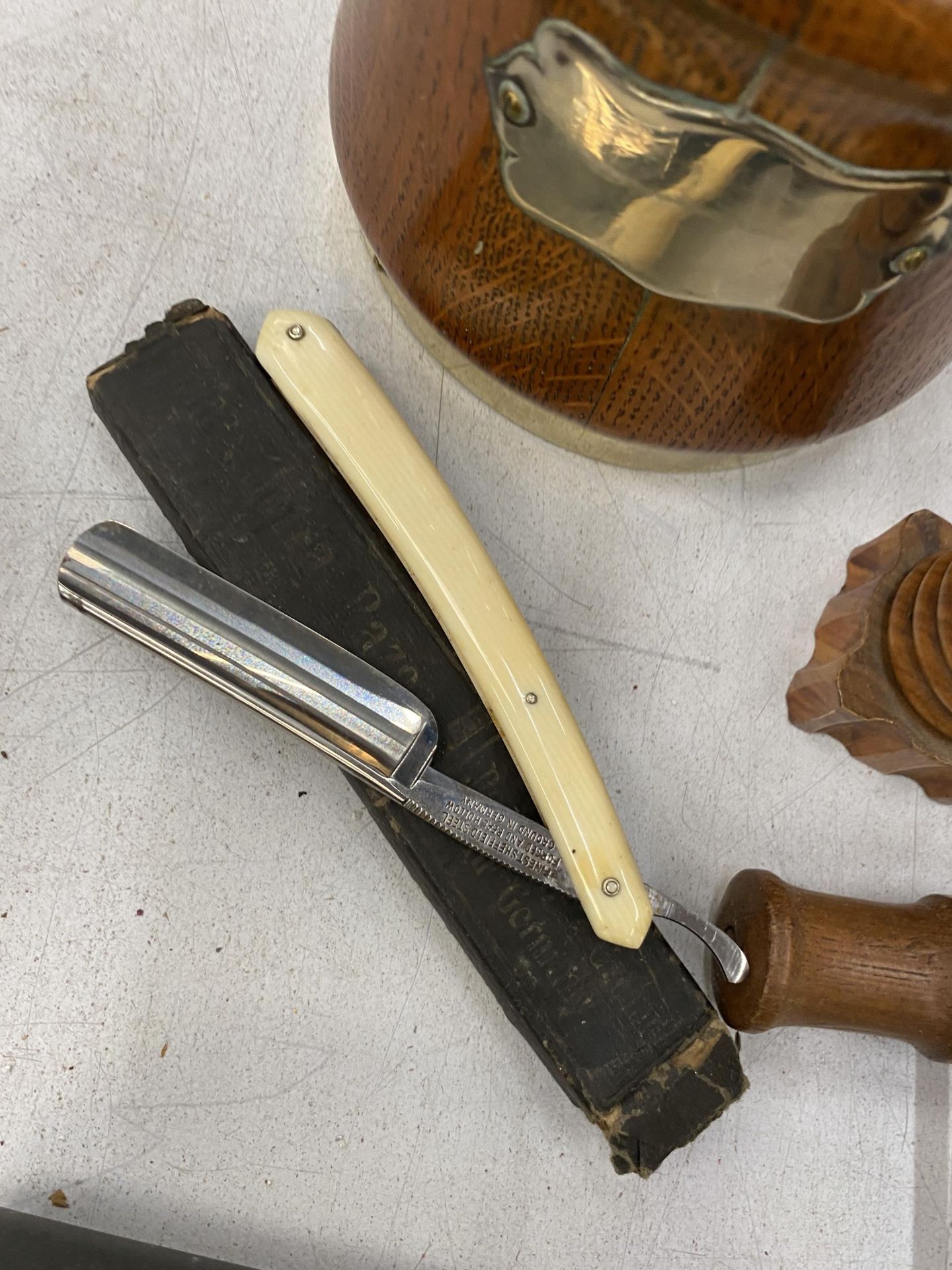 A MIXED VINTAGE LOT TO INCLUDE MATCHBOX HOLDERS, HIP FLASK, WHISTLES, CUT THROAT RAZOR, TABLE - Image 4 of 4