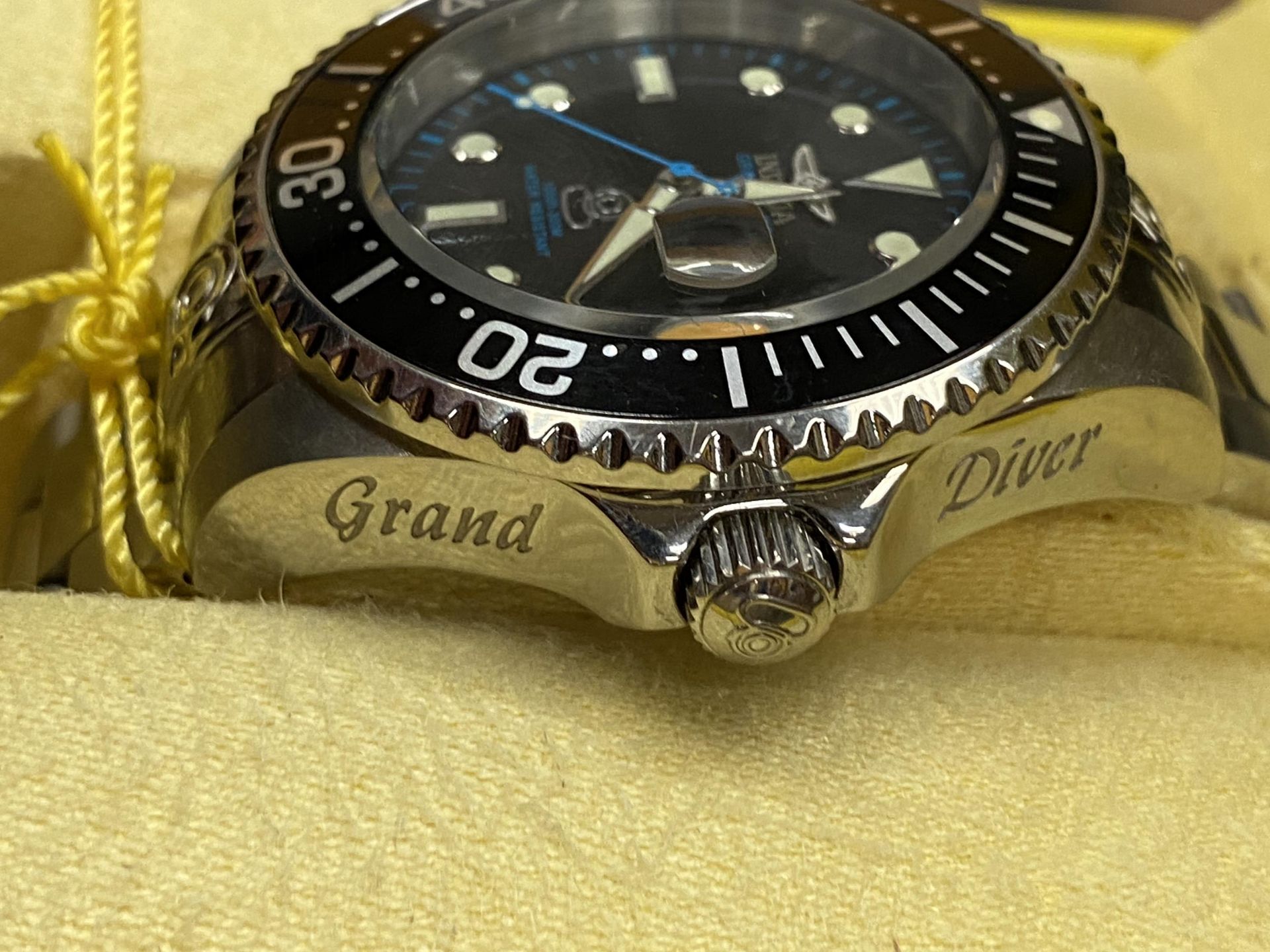 A BOXED INVICTA DIVERS GENTS WATCH, WORKING AT TIME OF CATALOGUING BUT NO WARRANTY GIVEN - Image 4 of 4