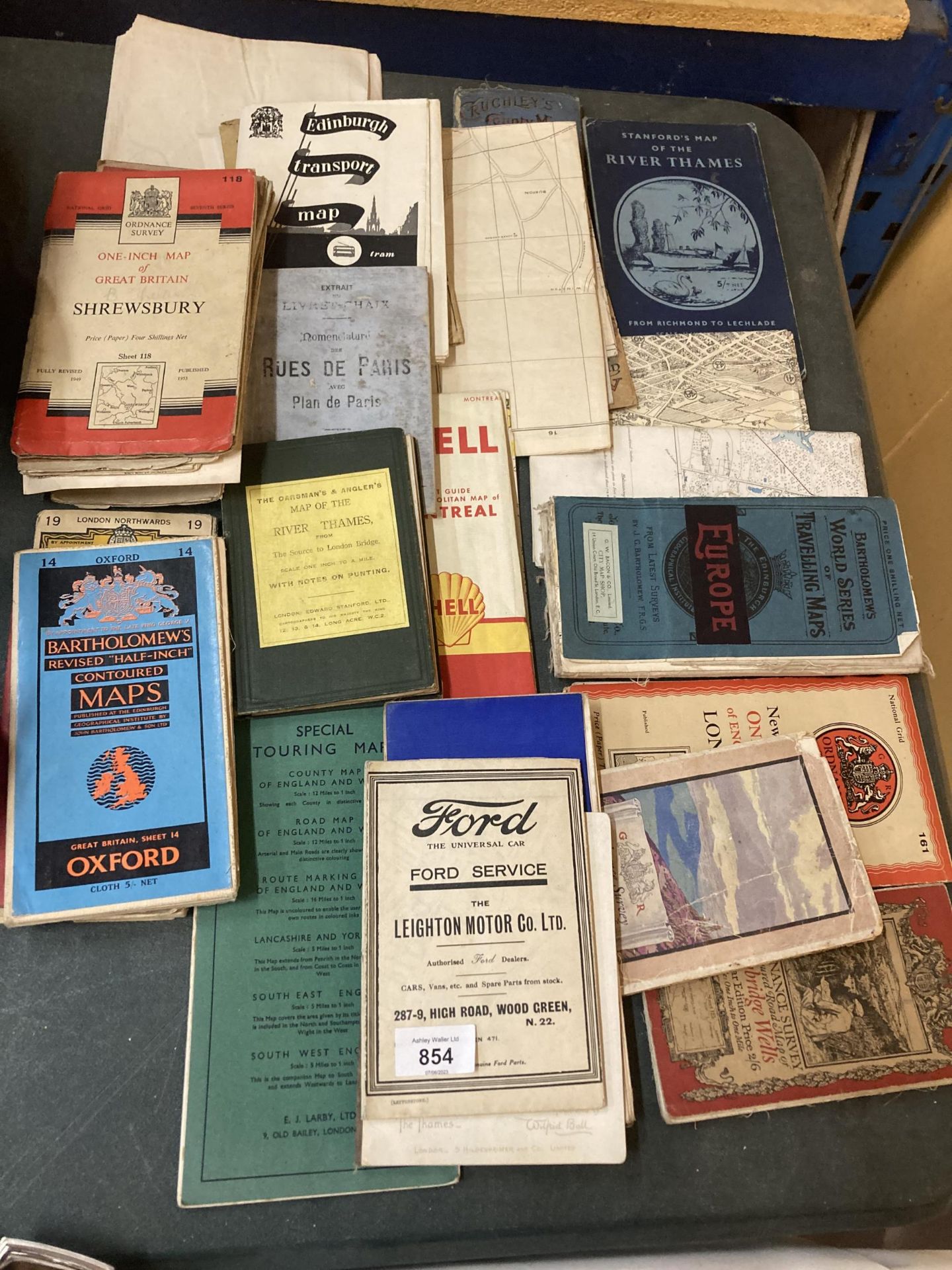 A LARGE QUANTITY OF VINTAGE ORDNANCE SURVEY AND BARTHOLEMEW'S ROAD MAPS, ETC