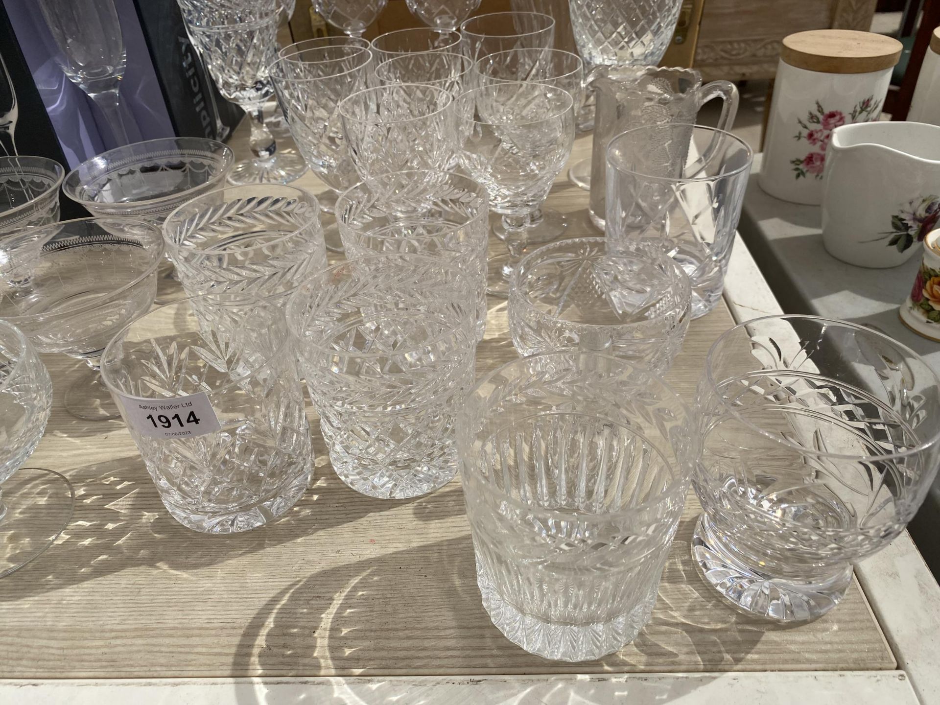 A LARGE QUANTITY OF ASSORTED GLASS WARE TO INCLUDE CHAMPAGNE FLUTES, WHISKET TUMBLERS AND WINE - Image 7 of 8