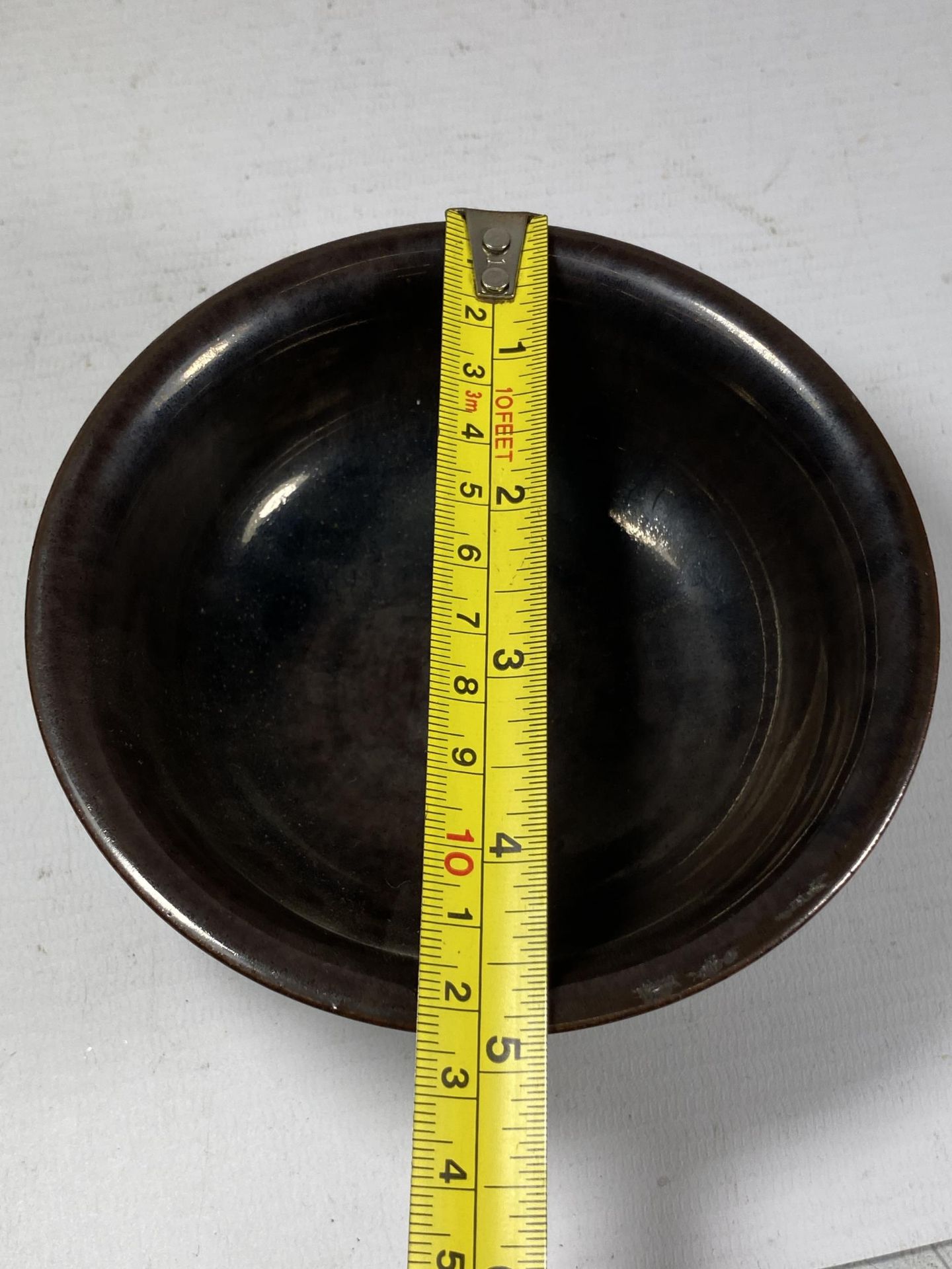 A CHINESE JIAN WARE STYLE TENMOKU GLAZE BOWL WITH FOUR CHARACTER MARK TO BASE, DIAMETER 12CM - Bild 6 aus 6