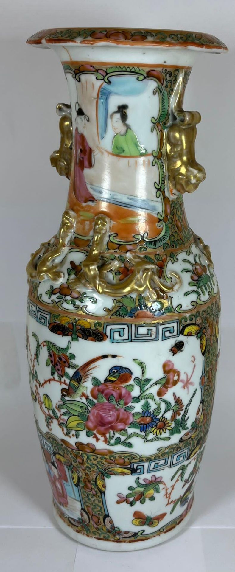 A LATE 19TH CENTURY CHINESE CANTON FAMILLE ROSE WITH FIGURAL DESIGN FRONT PANEL AND BIRD AND - Bild 2 aus 7