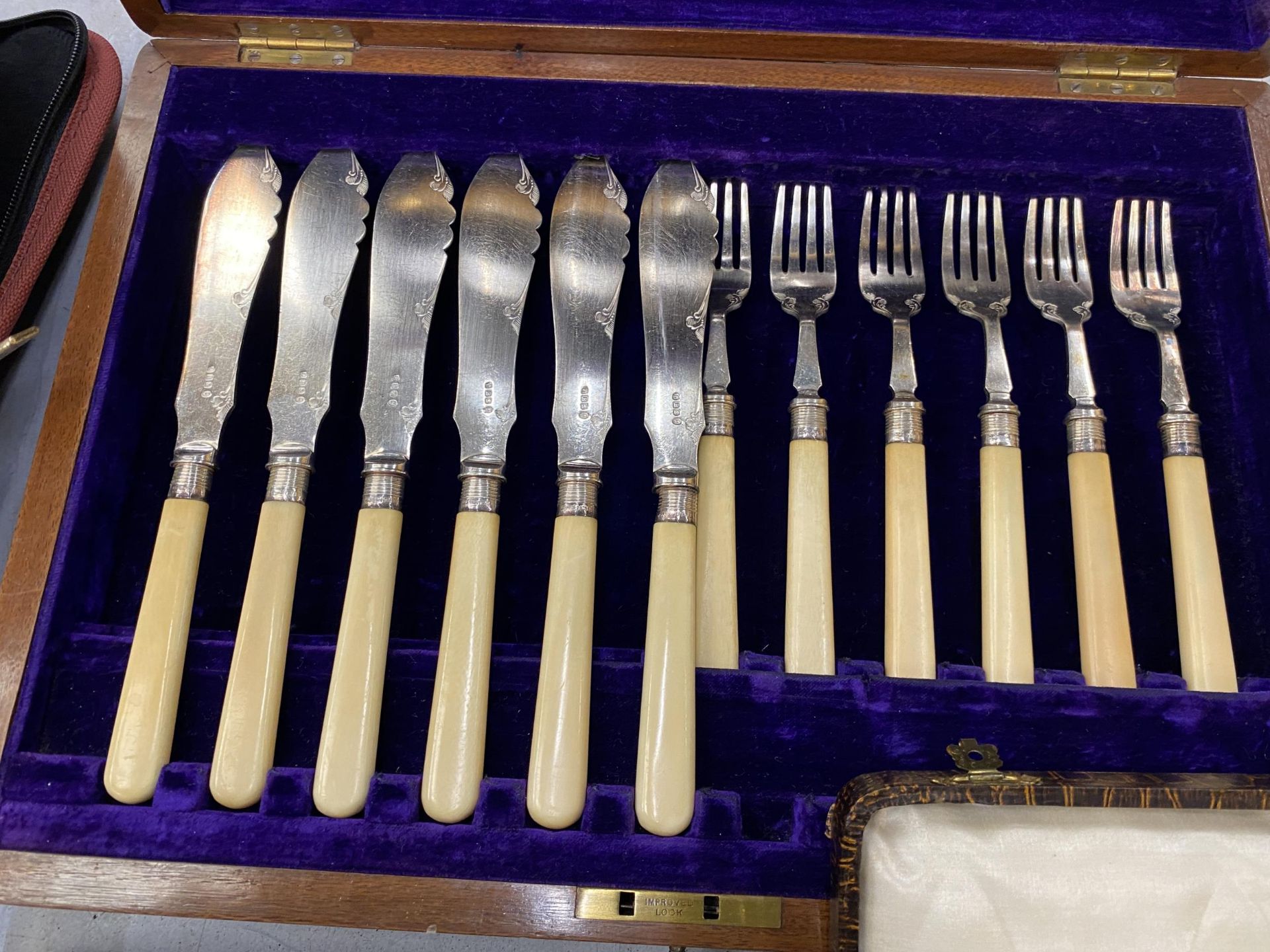 A QUANTITY OF FLATWARE TO INCLUDE A MAHOGANY CASED FISH KNIFE AND FORK SET WITH SILVER HALLMARKED - Bild 2 aus 4