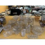 A LARGE QUANTITY OF VINTAGE GLASSWARE TO INCLUDE BOWLS, A CAKE STAND, DISHES, JUGS, VASES, ETC