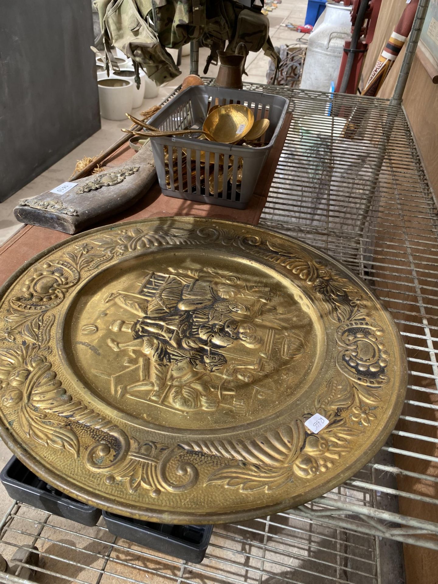 AN ASSORTMENT OF VINTAGE ITEMS TO INCLUDE A BRASS CHARGER, A COPPER HUNTING HORN AND A COPPER JUG - Image 2 of 5