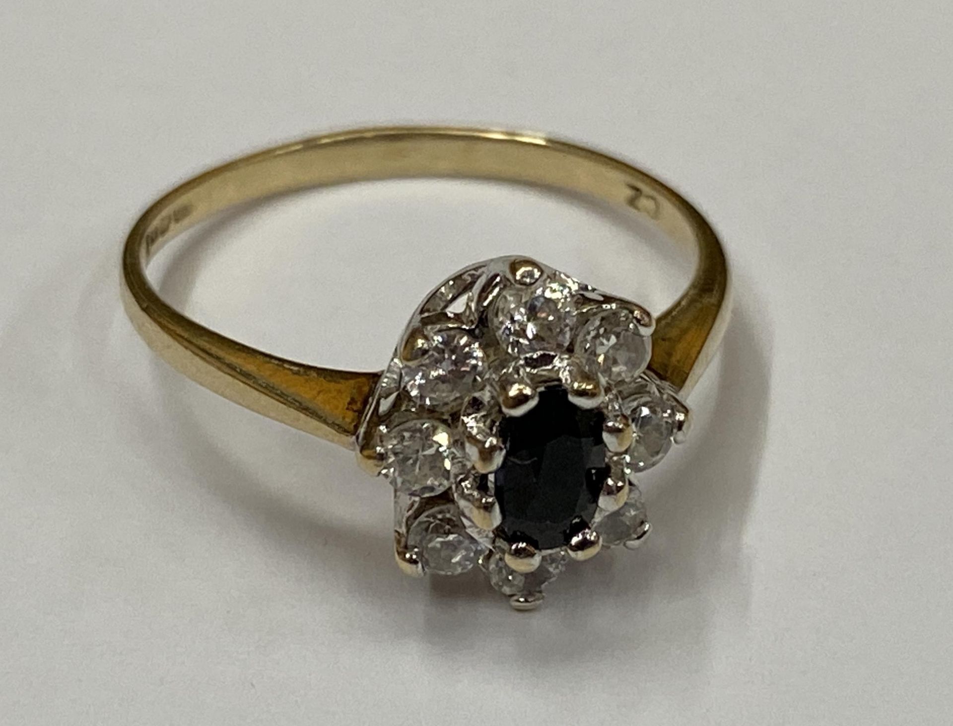 A 9CT YELLOW GOLD RING WITH SAPPHIRE AND CZ STONES, 2G