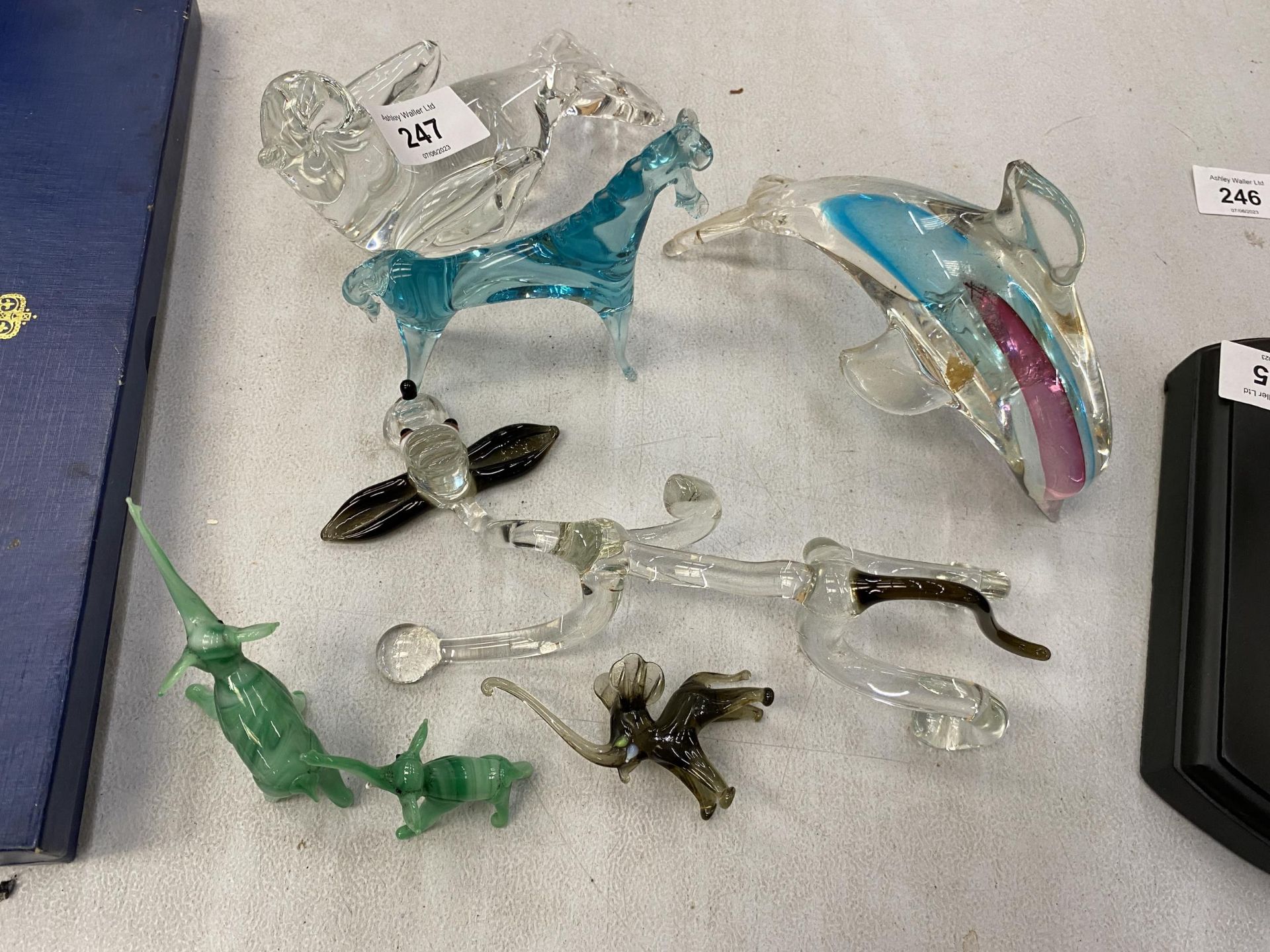 A COLLECTION OF GLASS ANIMALS TO INCLUDE ELEPHANTS, A DOG, HORSE, DOLPHIN AND A BIRD