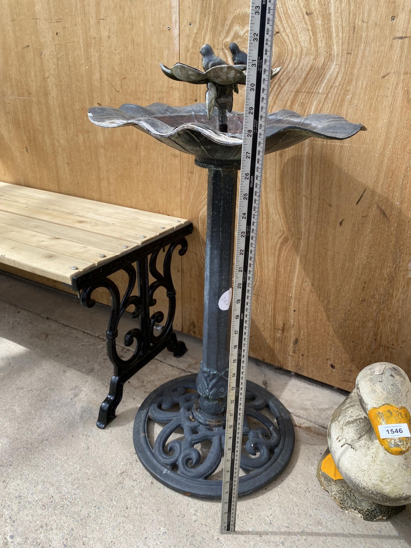 A DECORATIVE CAST ALLOY BIRD BATH WITH CAST IRON PEDESTAL BASE - Image 2 of 3