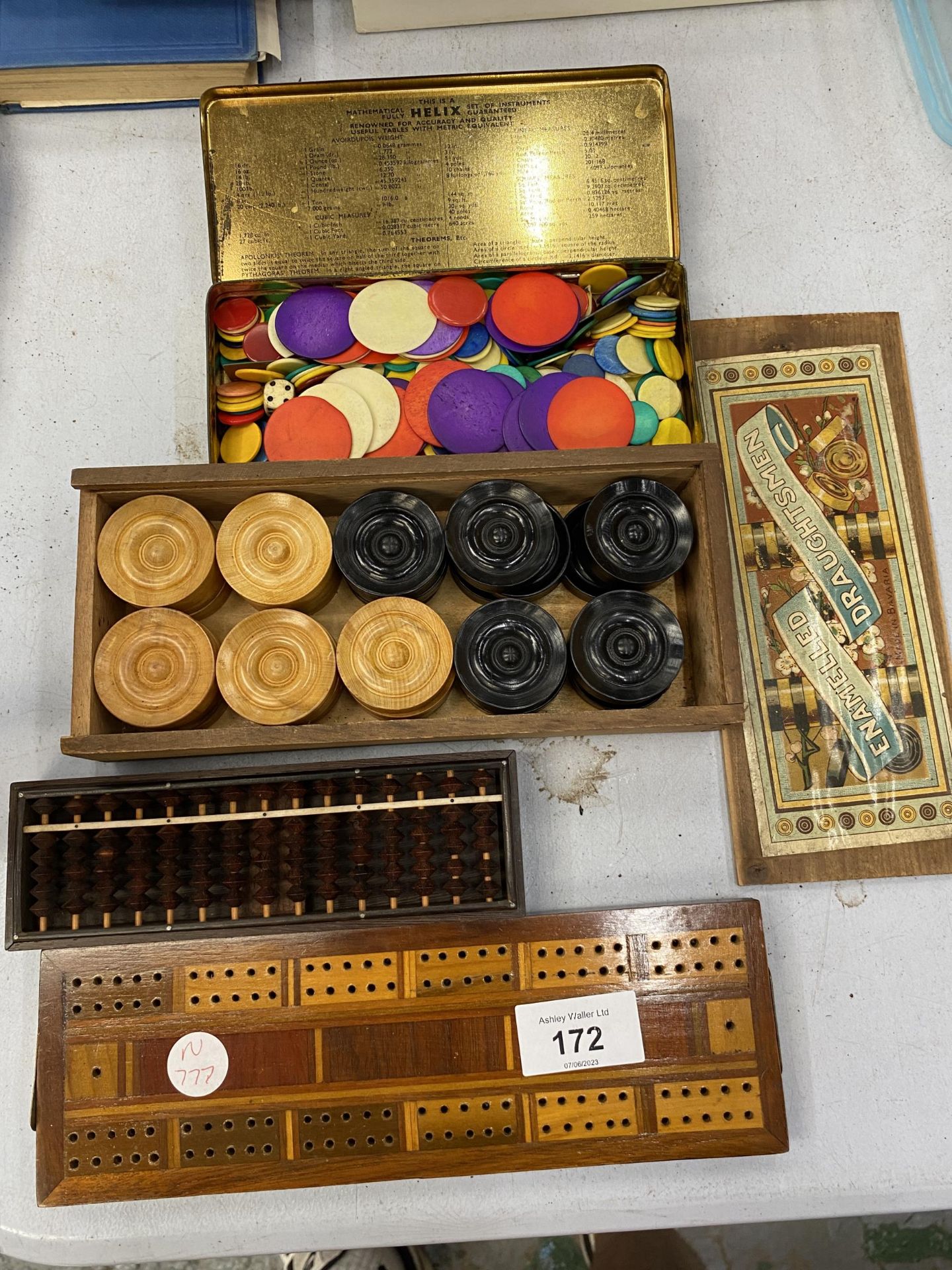 A QUANTITY OF VINTAGE GAMES TO INCLUDE A CRIBBAGE BOARD, DRAUGHTS COUNTERS, ETC