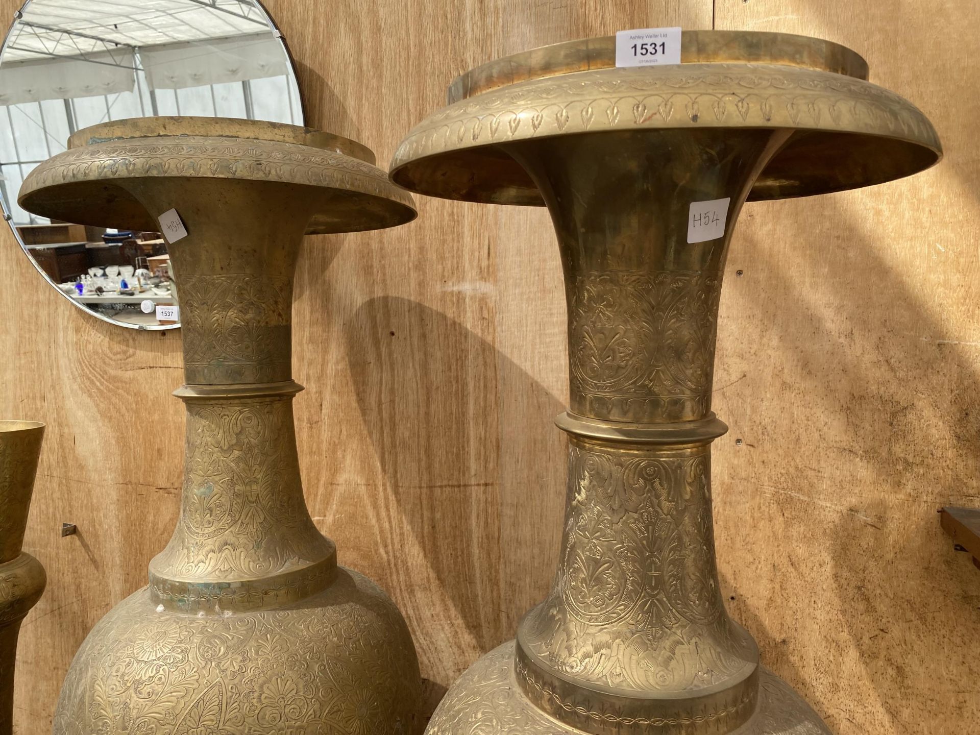 A PAIR OF LARGE VINTAGE DECORATIVE BRASS URNS (H:153CM) - Image 2 of 6