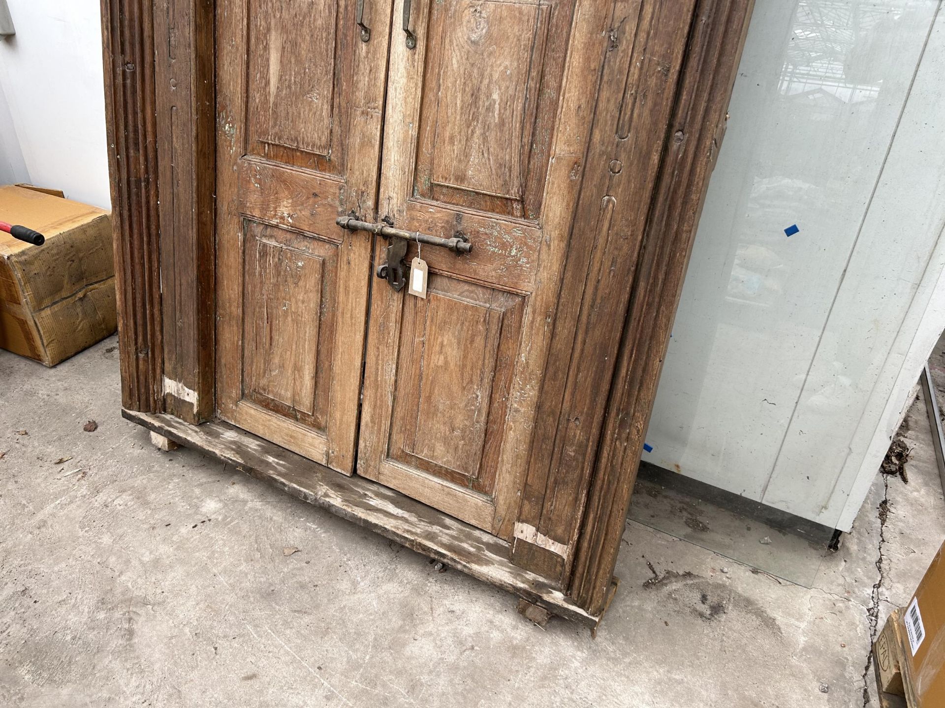 A PAIR OF INDIAN HARDWOOD PANELLED DOORS WITH BRASS FITTINGS + CARVED CORNICE, 84 X 58" INCLUDING - Image 4 of 5