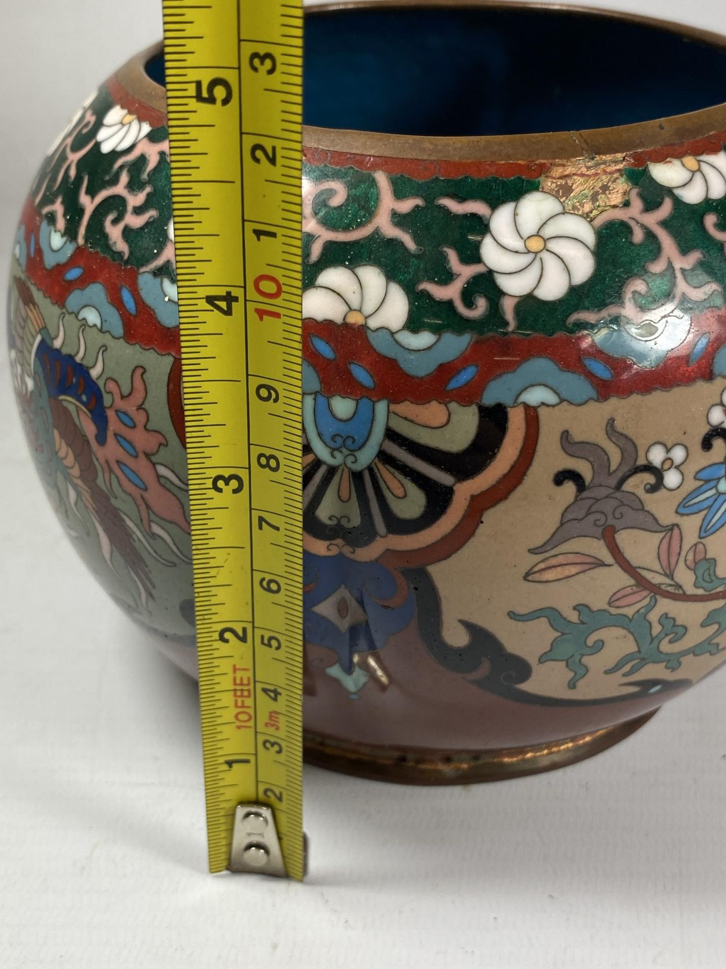 AN EARLY 20TH CENTURY CHINESE CLOISONNE POT WITH FLORAL DESIGN PANEL DESIGN, HEIGHT 12CM - Image 6 of 6