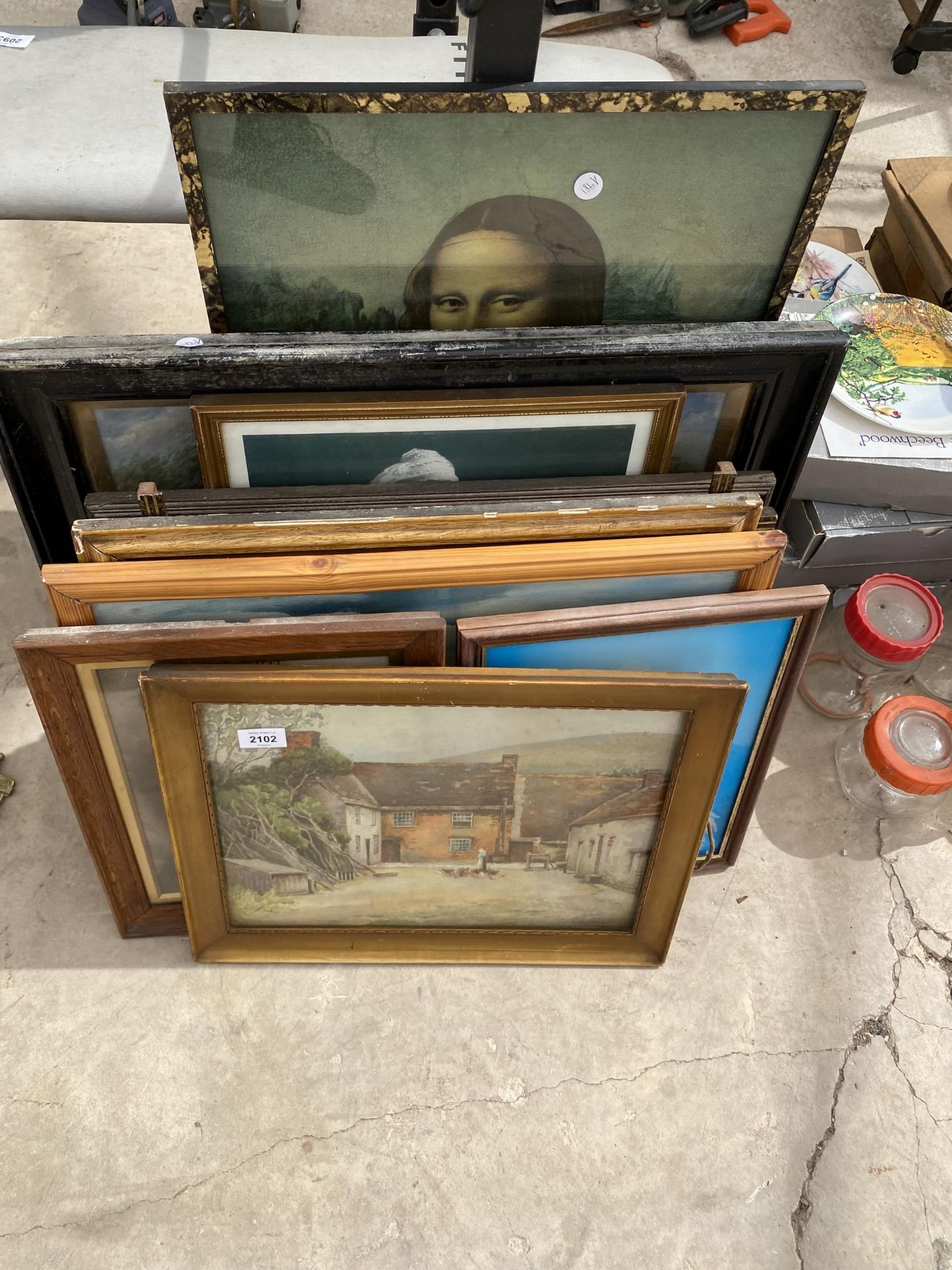 AN ASSORTMENT OF FRAMED PRINTS AND PICTURES