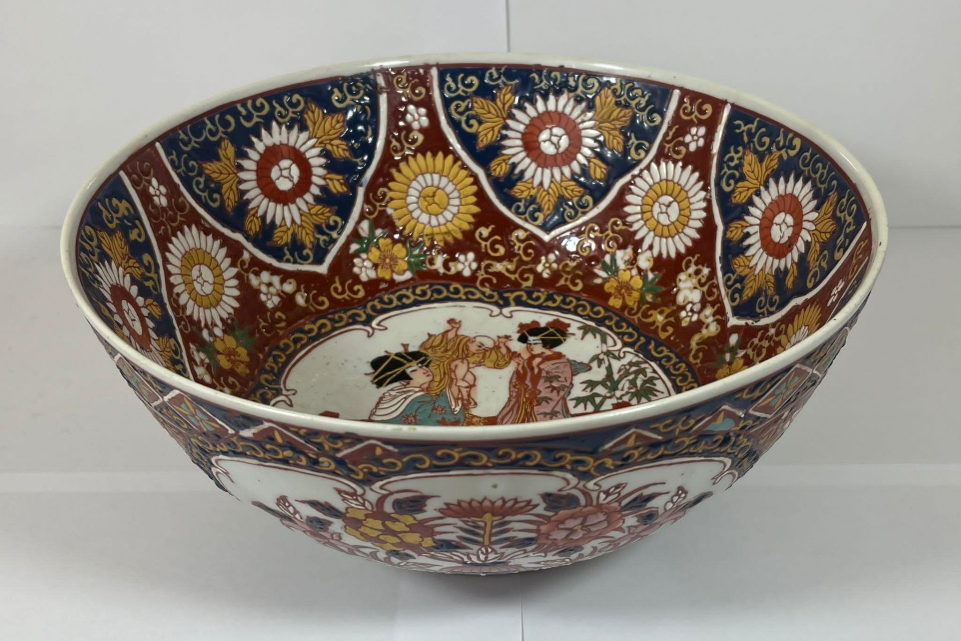 A 1980'S ORIENTAL FLORAL ENAMEL BOWL WITH SIX CHARACTER MARK TO BASE, DIAMETER 25CM - Image 3 of 5