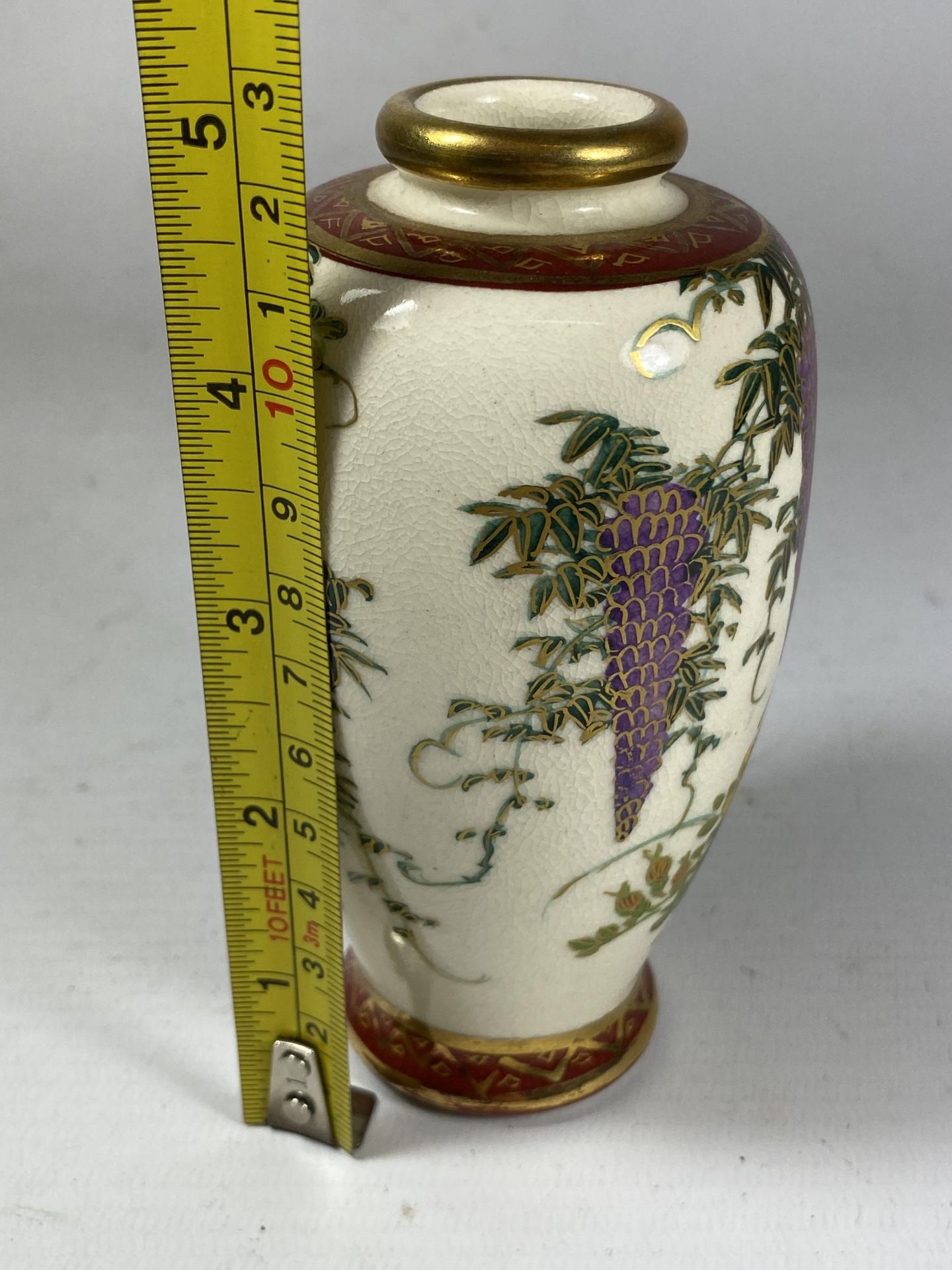A JAPANESE MEIJI PERIOD HAND PAINTED FLORAL SATSUMA VASE, SIGNED TO BASE, HEIGHT 13CM - Image 4 of 4