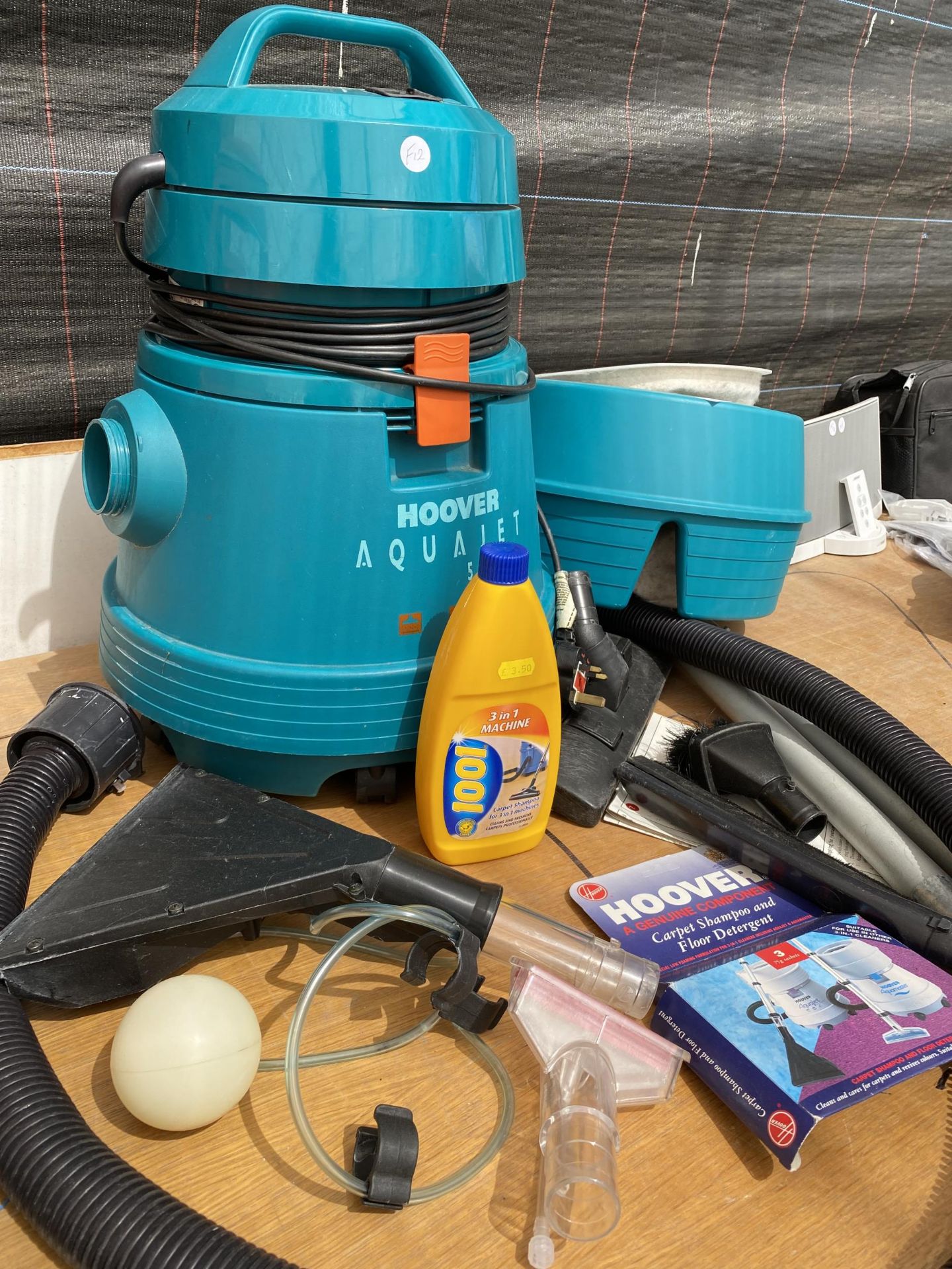 A HOOVER AQUAJET 5000 CARPET CLEANER WITH VARIOUS ATTATCHMENTS - Image 2 of 2