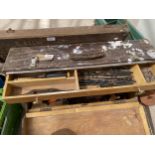 A VINTAGE WOODEN JOINERS CHEST WITH AN ASSORTMENT OF TOOLS TO INCLUDE A WOOD PLANE AND SAWS ETC