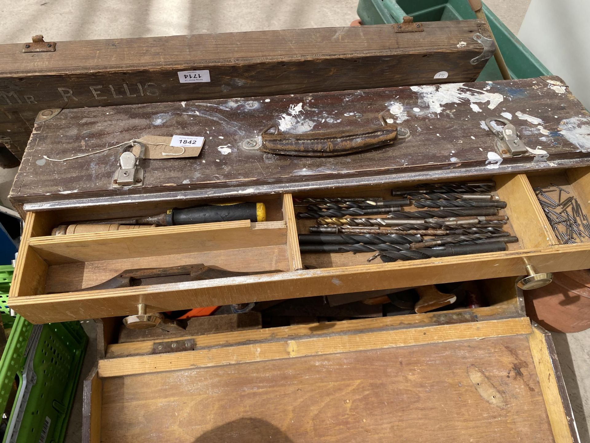 A VINTAGE WOODEN JOINERS CHEST WITH AN ASSORTMENT OF TOOLS TO INCLUDE A WOOD PLANE AND SAWS ETC