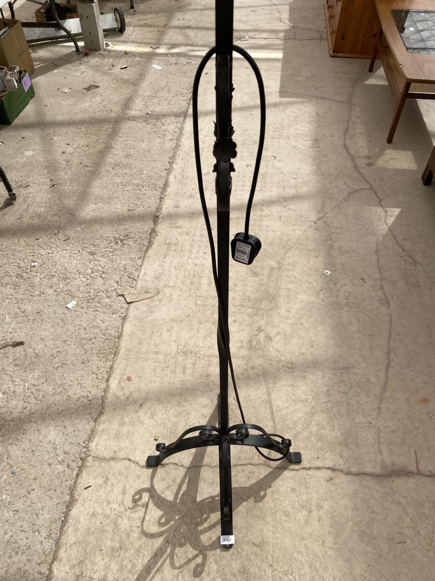 A WROUGHT IRON STANDARD LAMP COMPLETE WITH SHADE - Image 2 of 4