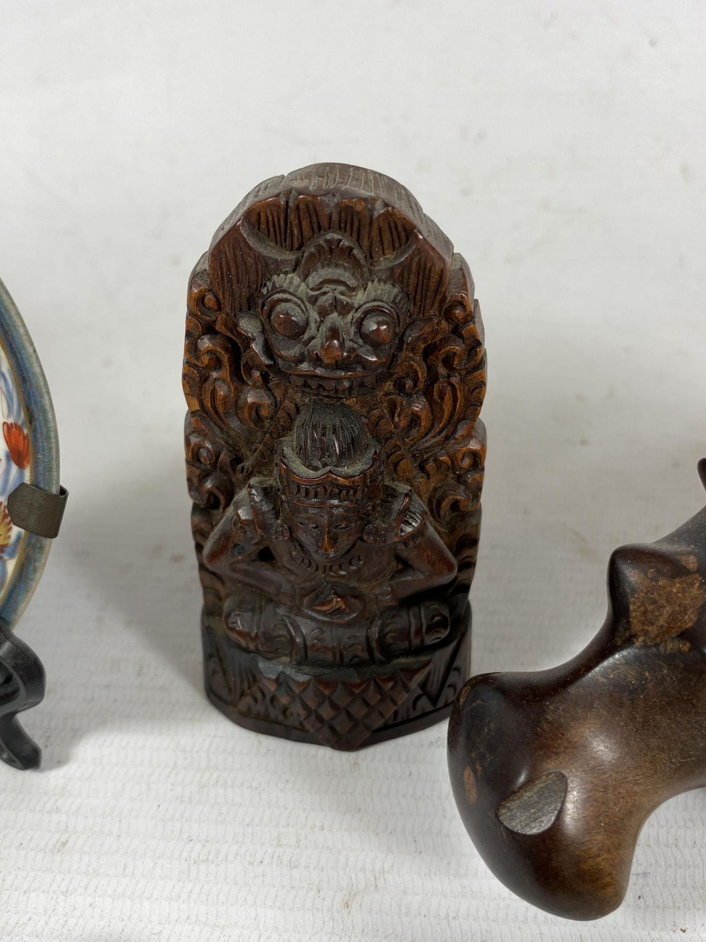 A MIXED LOT OF ORIENTAL ITEMS TO INCLUDE IMARI PORCELAIN DISH, CARVED BUDDHA FIGURE, BLANC DE - Image 6 of 6