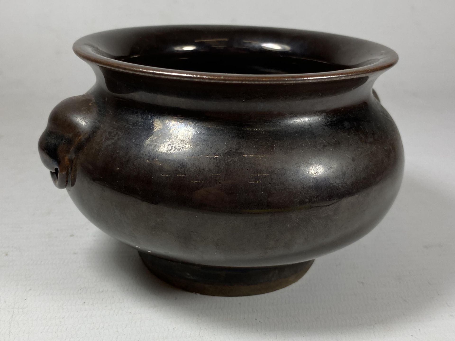 A CHINESE JIAN WARE STYLE TENMOKU GLAZE CENSOR / BOWL WITH UNMARKED CELADON CRACKLE GLAZE BASE,